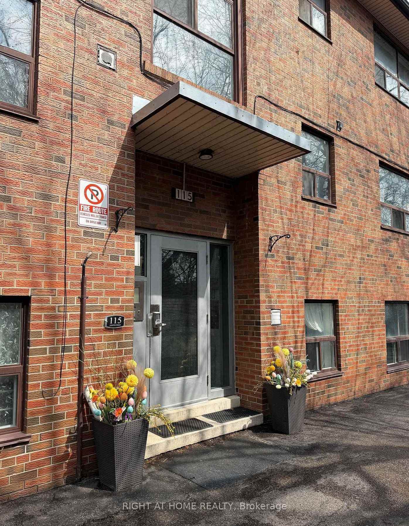 Photo 2 of Unit 10, 115 Eighth Street, Etobicoke, New Toronto — HOMEH