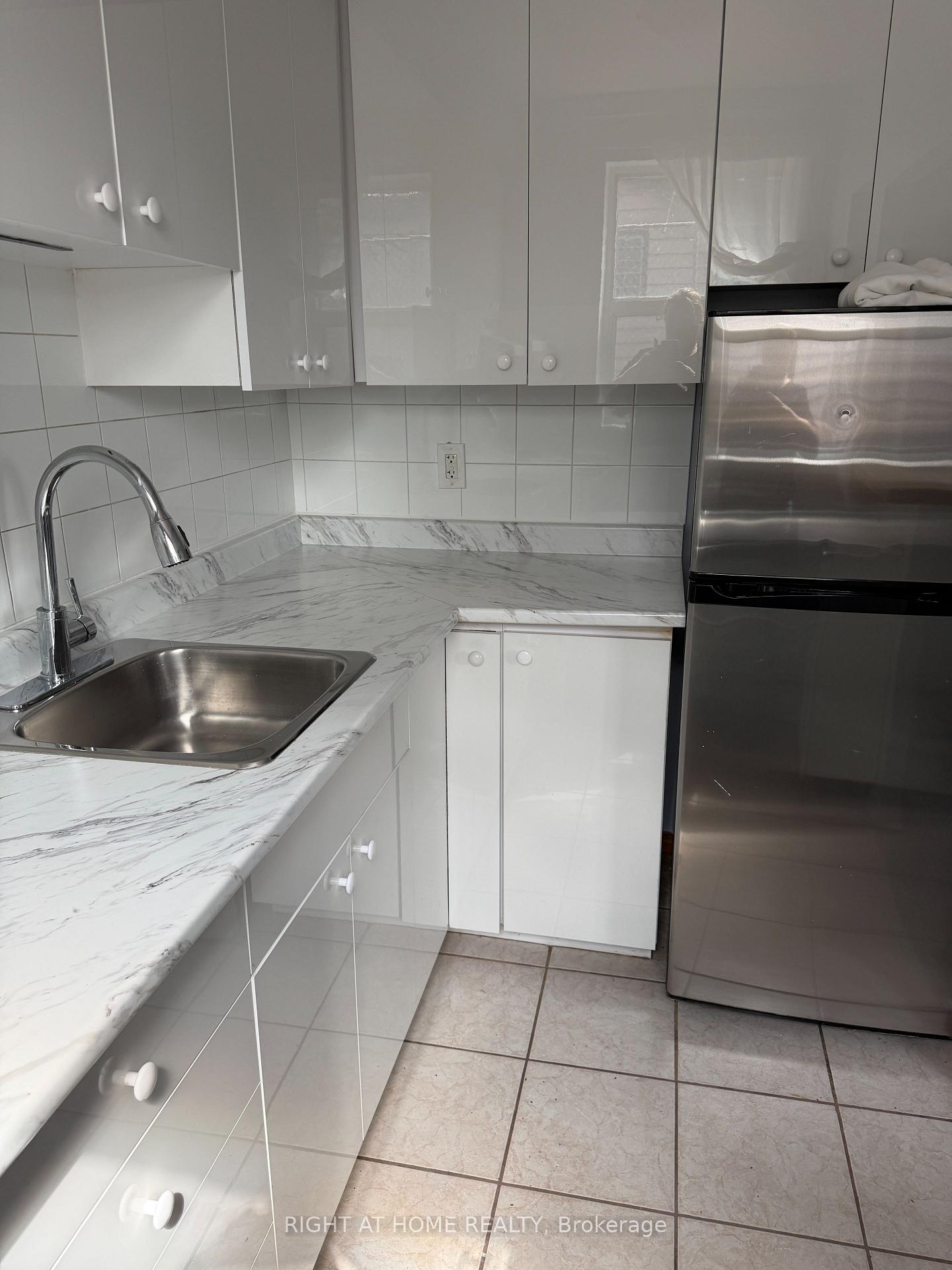 Photo 3 of Unit 10, 115 Eighth Street, Etobicoke, New Toronto — HOMEH