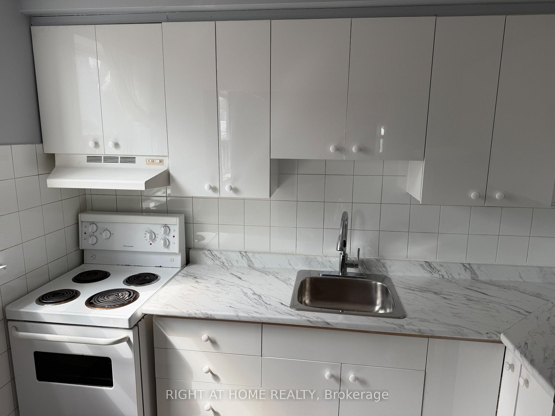Photo 4 of Unit 10, 115 Eighth Street, Etobicoke, New Toronto — HOMEH