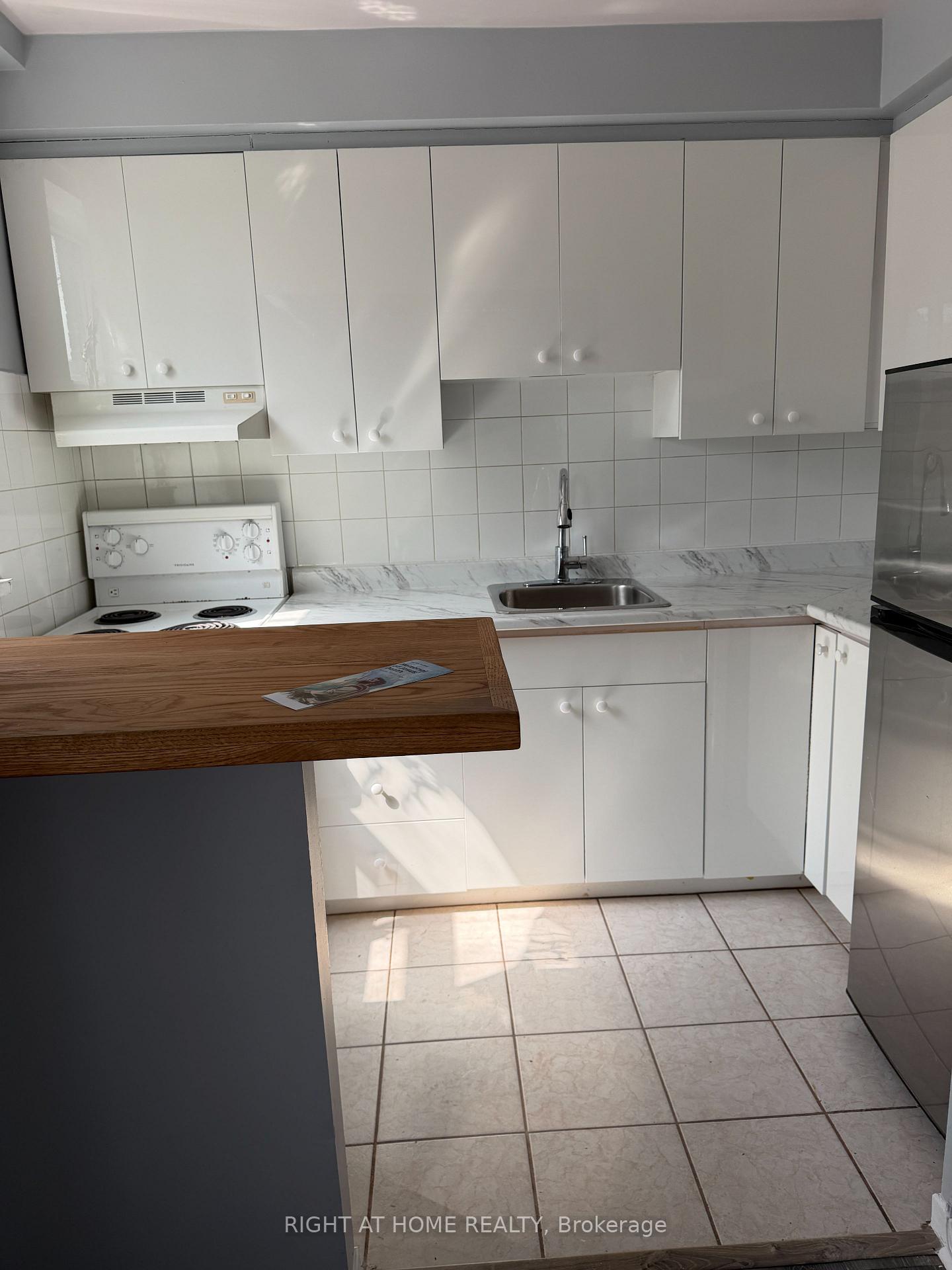 Photo 5 of Unit 10, 115 Eighth Street, Etobicoke, New Toronto — HOMEH