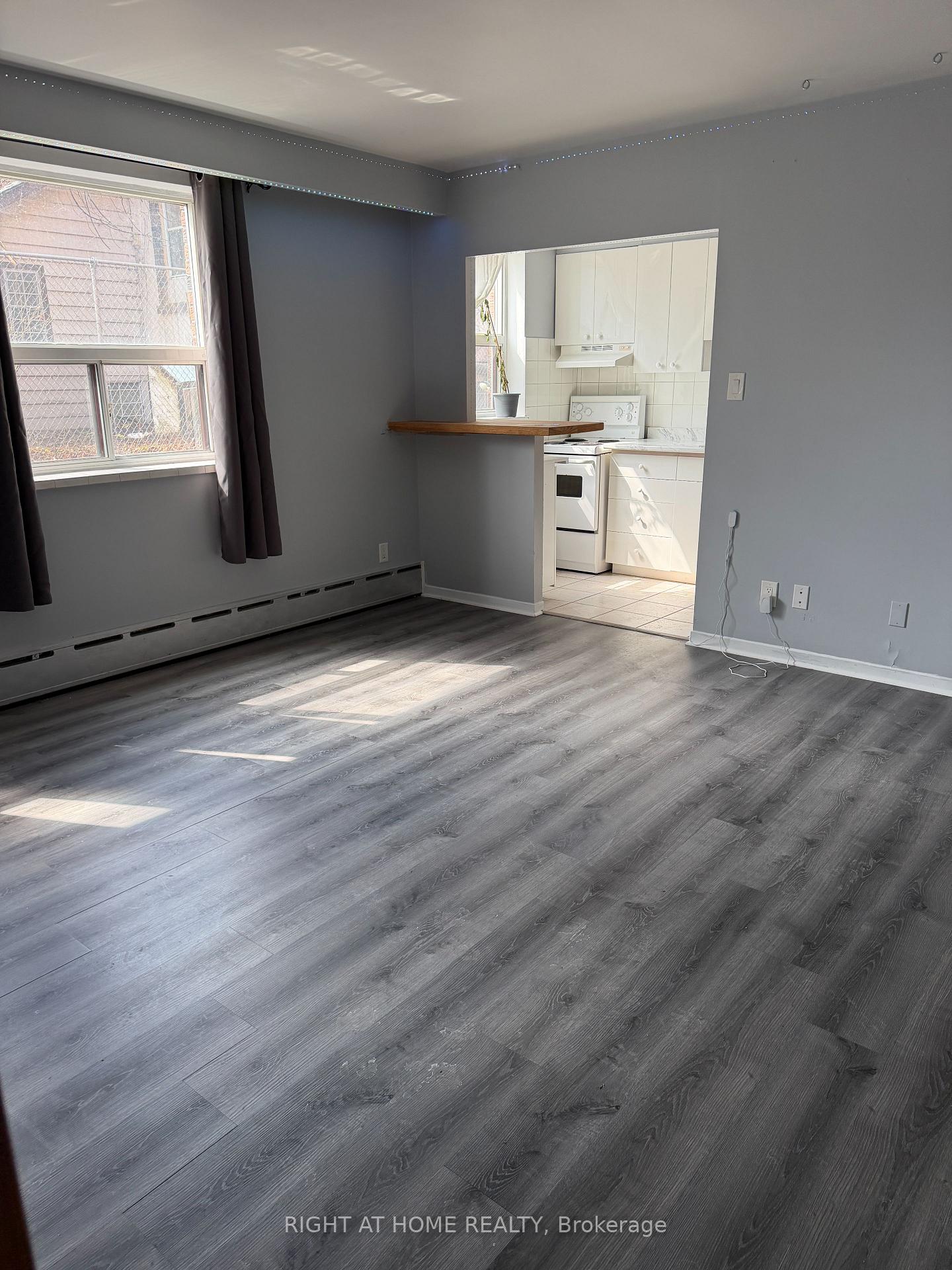 Photo 6 of Unit 10, 115 Eighth Street, Etobicoke, New Toronto — HOMEH