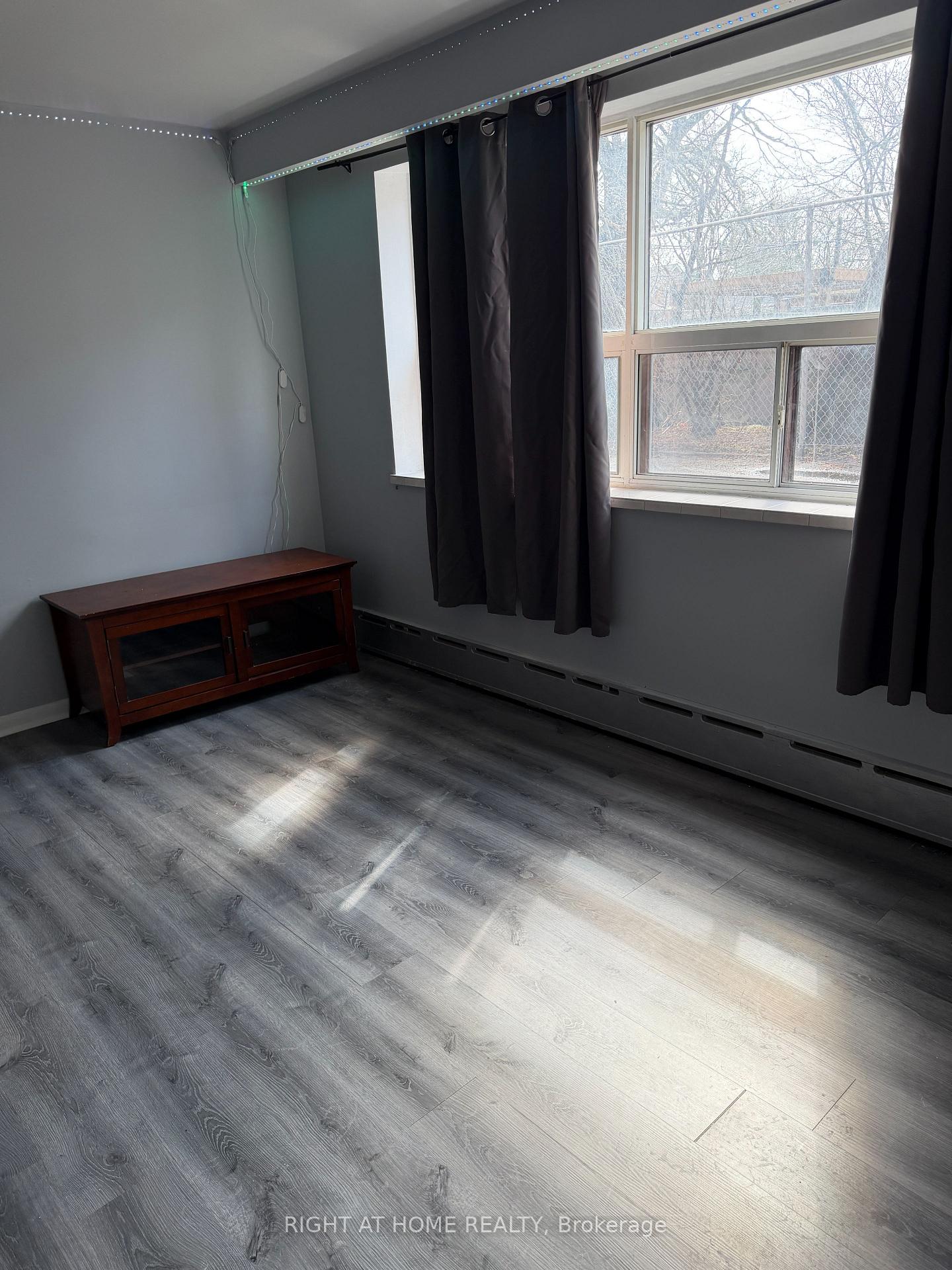 Photo 7 of Unit 10, 115 Eighth Street, Etobicoke, New Toronto — HOMEH