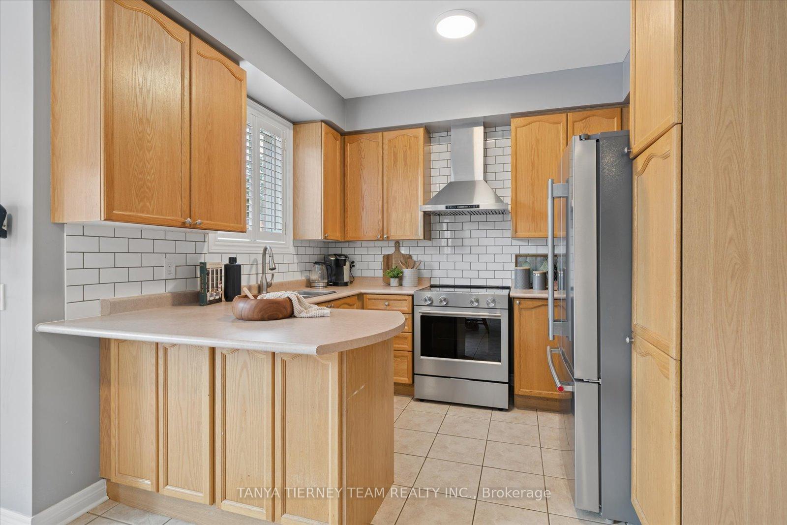 Photo 14 of 16 Corianne Avenue, Whitby, Brooklin — HOMEH
