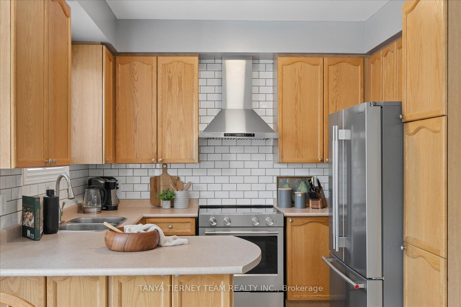 Photo 15 of 16 Corianne Avenue, Whitby, Brooklin — HOMEH