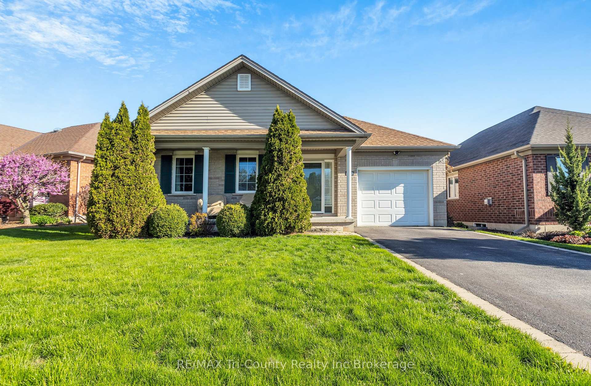 Photo 2 of 210 Baldwin Street, Tillsonburg — HOMEH