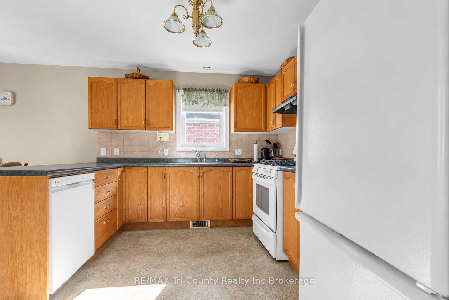 Photo 8 of 210 Baldwin Street, Tillsonburg — HOMEH