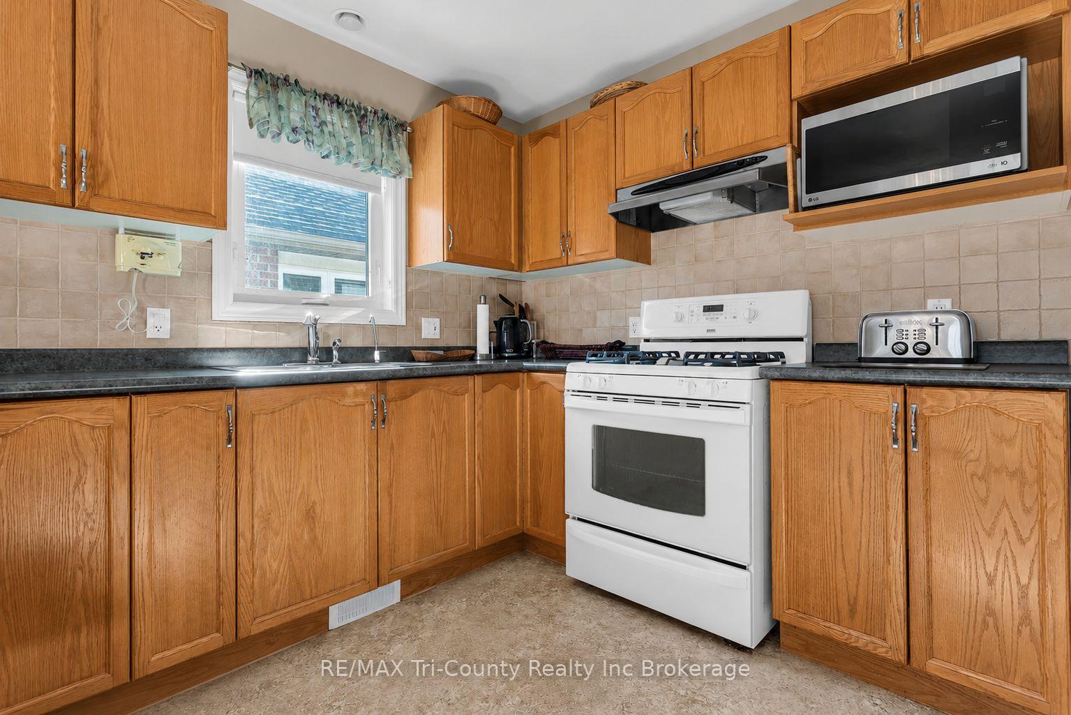Photo 9 of 210 Baldwin Street, Tillsonburg — HOMEH