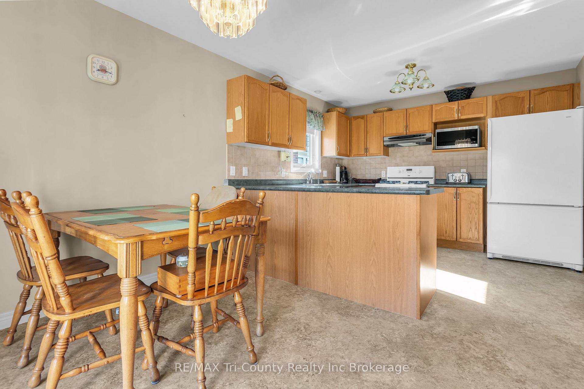 Photo 10 of 210 Baldwin Street, Tillsonburg — HOMEH