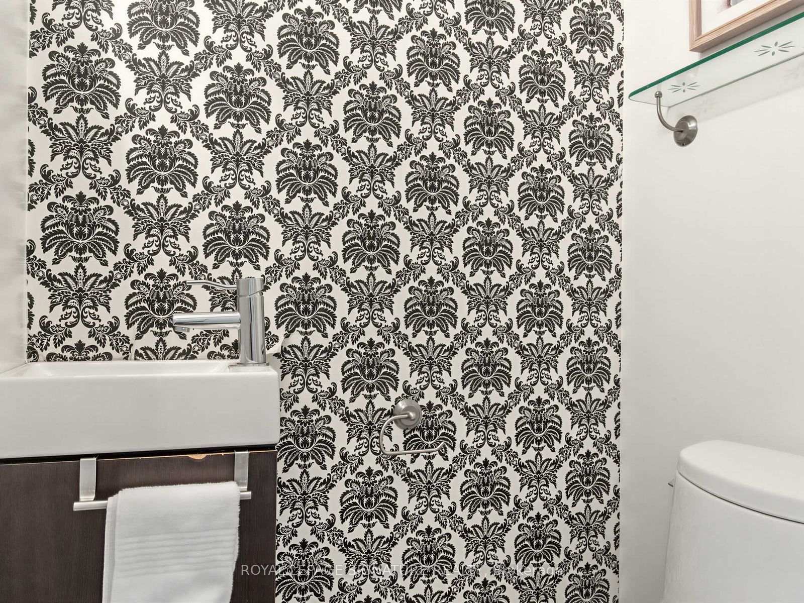 Photo 17 of 23 Gordon Street, Toronto, Little Portugal — HOMEH