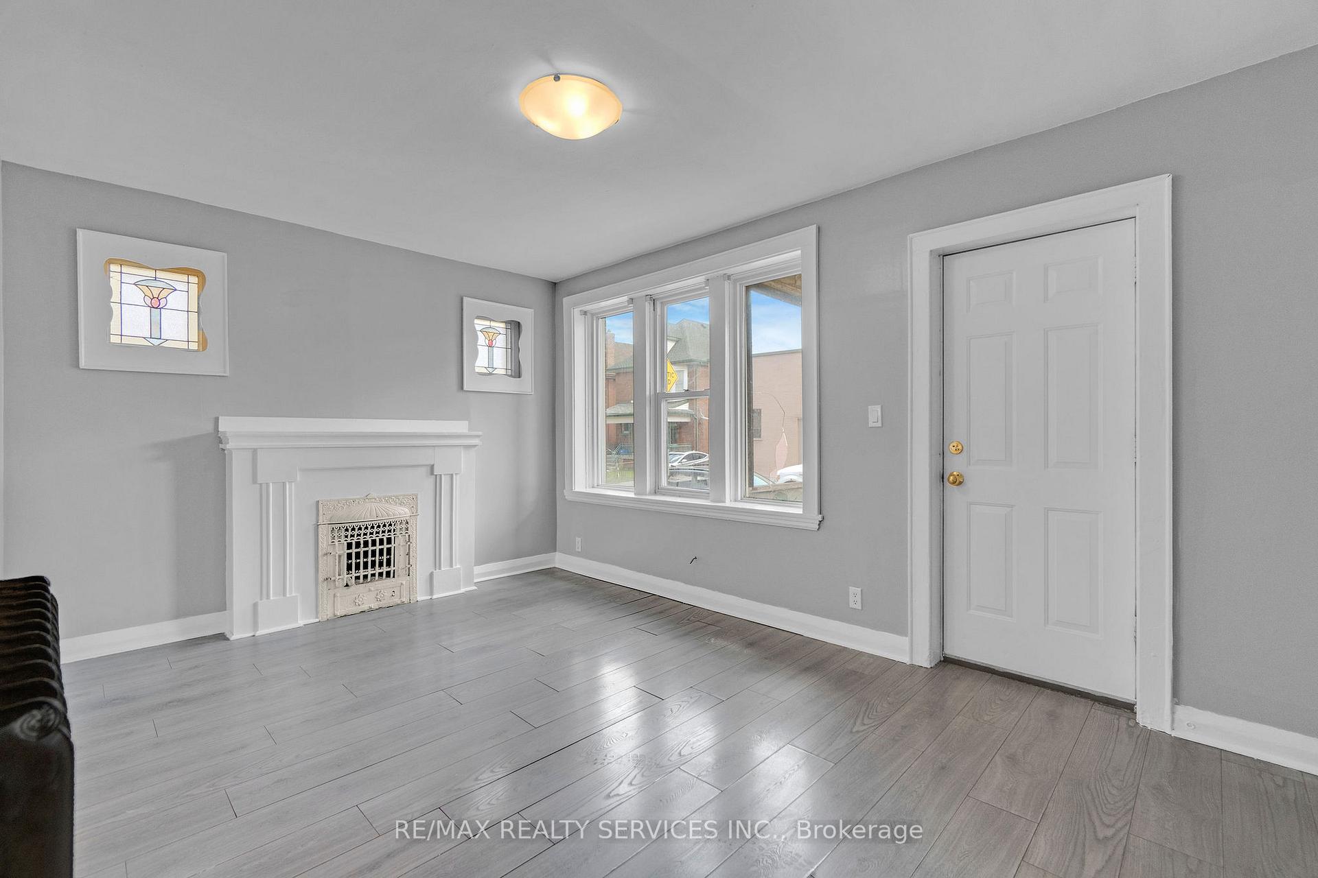 Photo 3 of Unit 8, 5 Fairholt Road N, Hamilton, Stipley — HOMEH