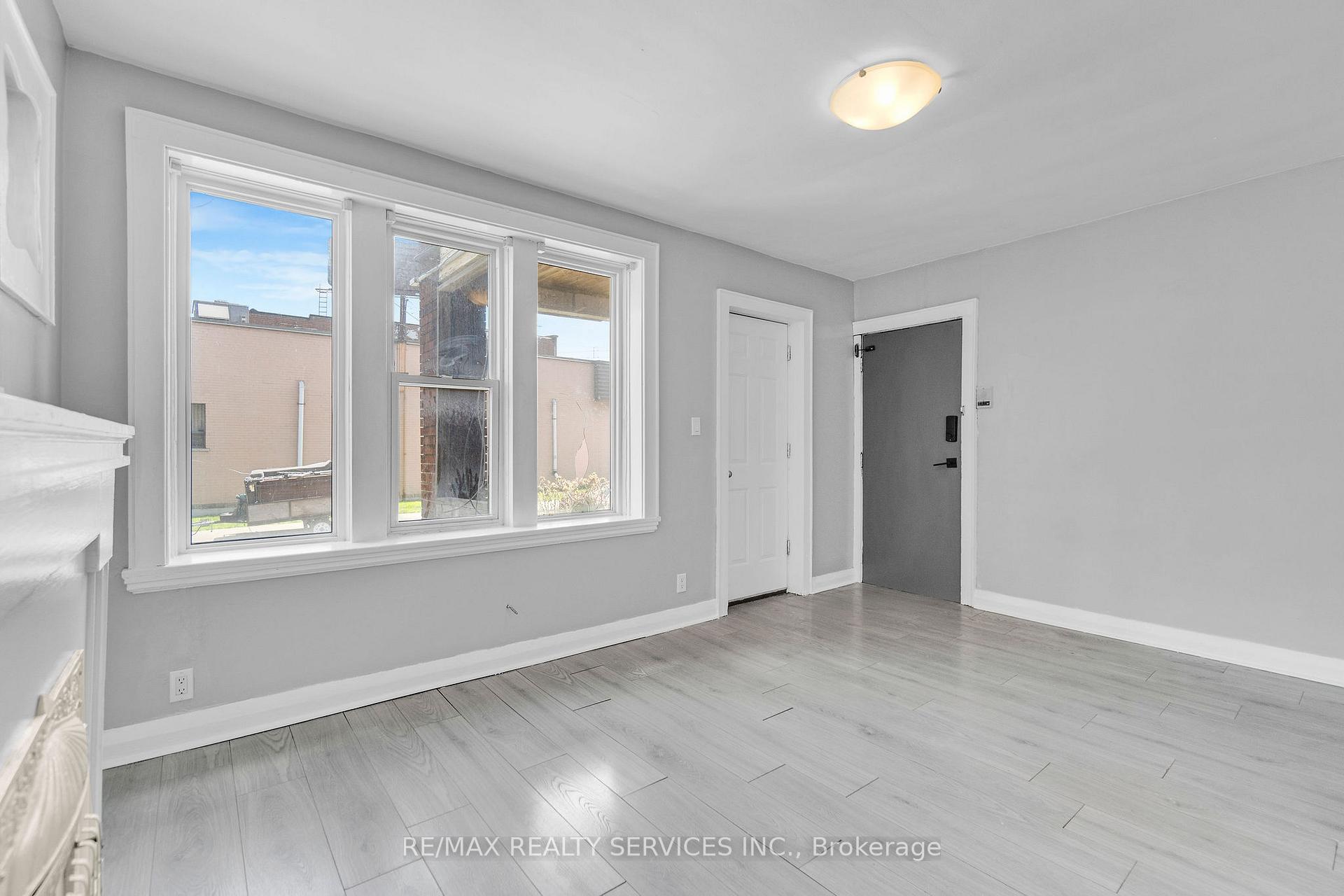 Photo 4 of Unit 8, 5 Fairholt Road N, Hamilton, Stipley — HOMEH