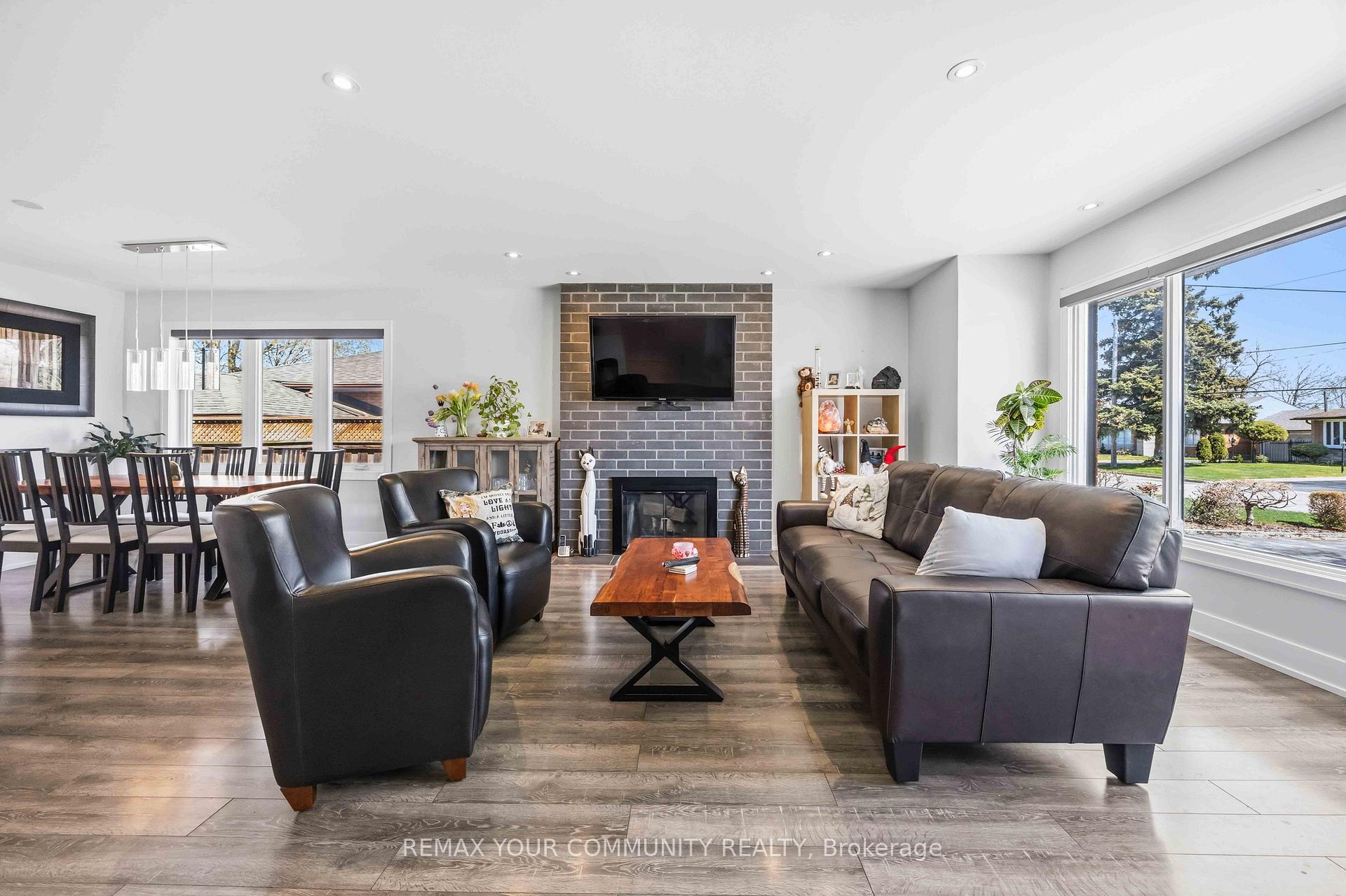 Photo 4 of 34 Walwyn Avenue, North York, Humberlea-Pelmo Park — HOMEH