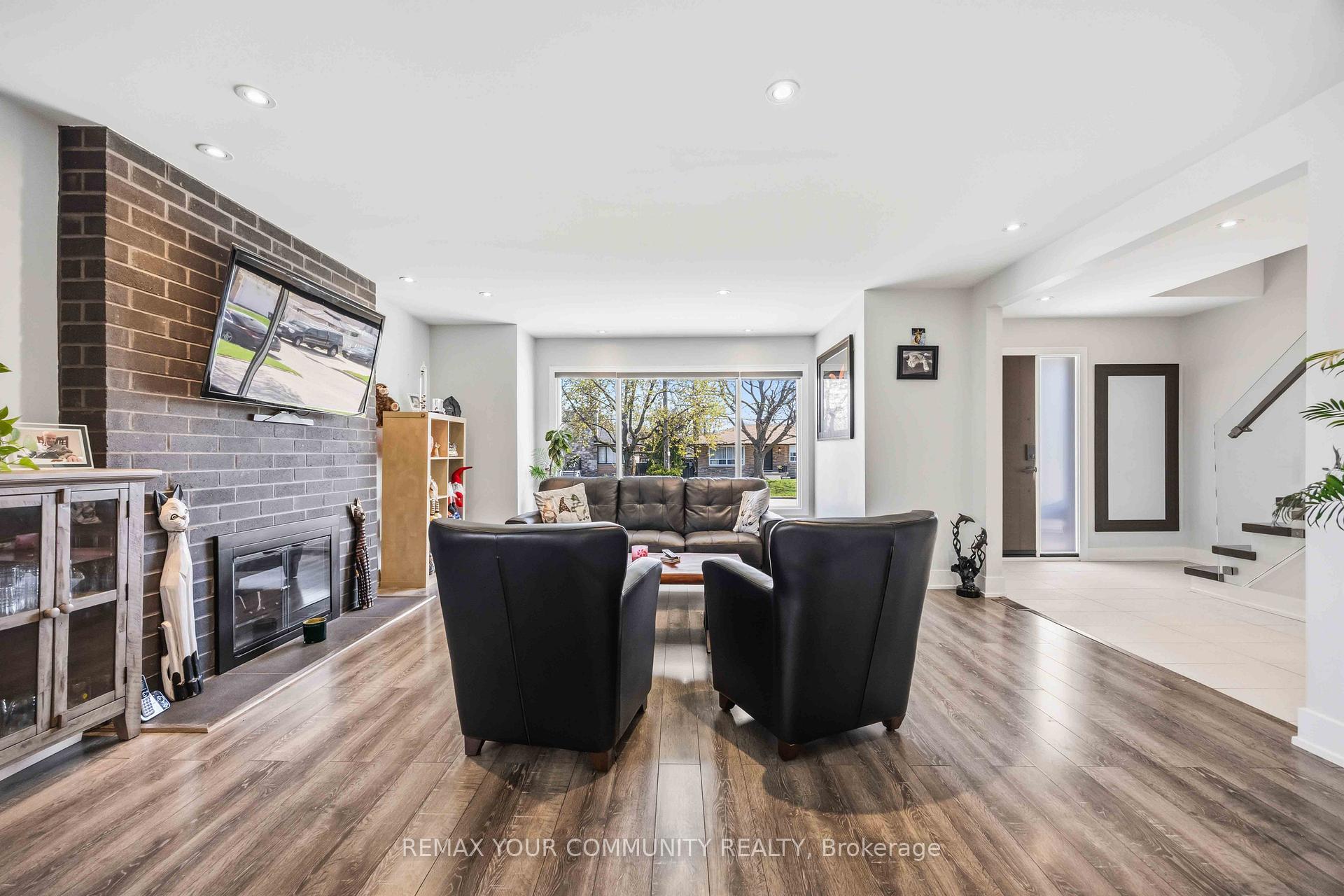 Photo 5 of 34 Walwyn Avenue, North York, Humberlea-Pelmo Park — HOMEH