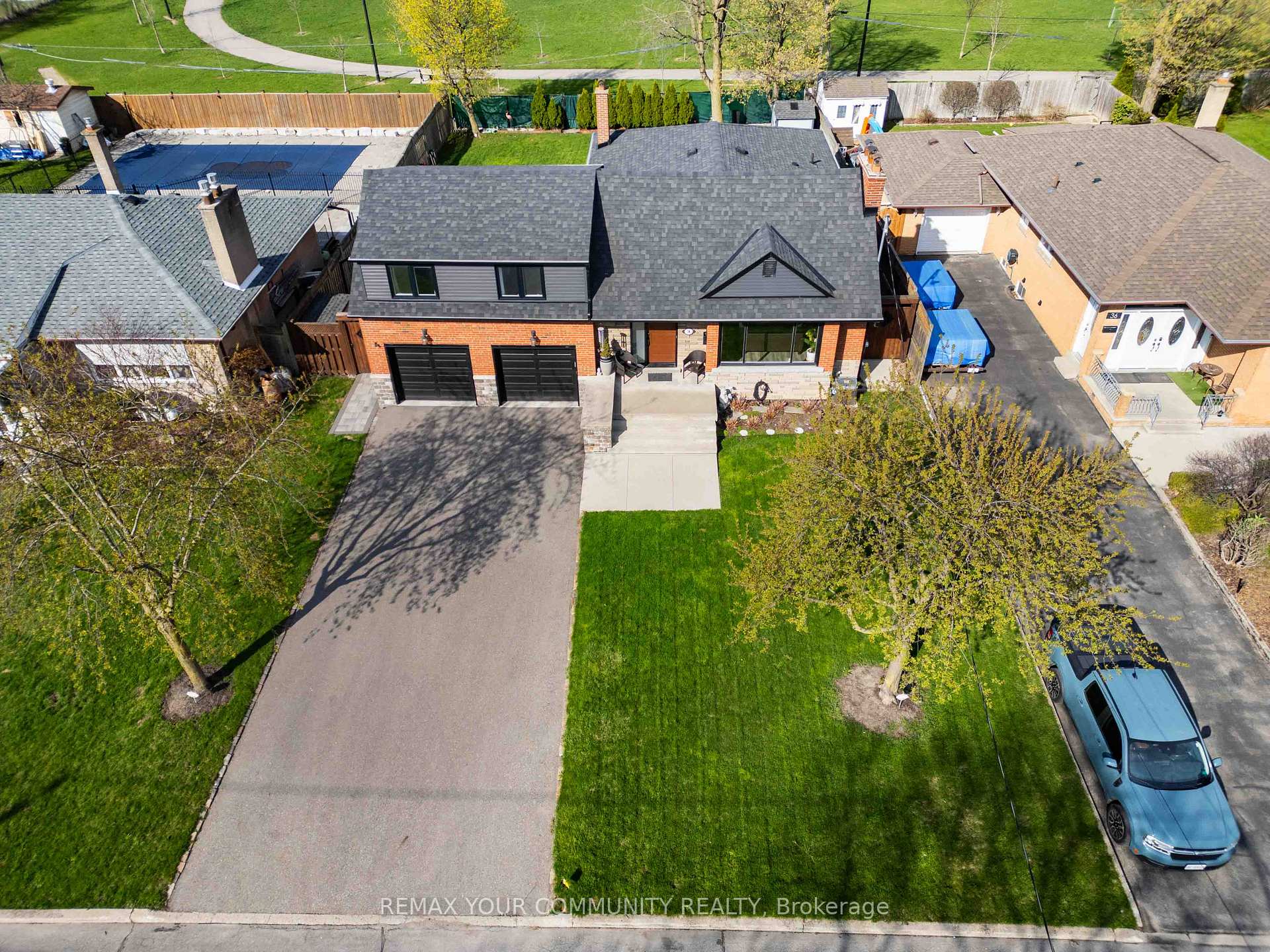 Photo 35 of 34 Walwyn Avenue, North York, Humberlea-Pelmo Park — HOMEH