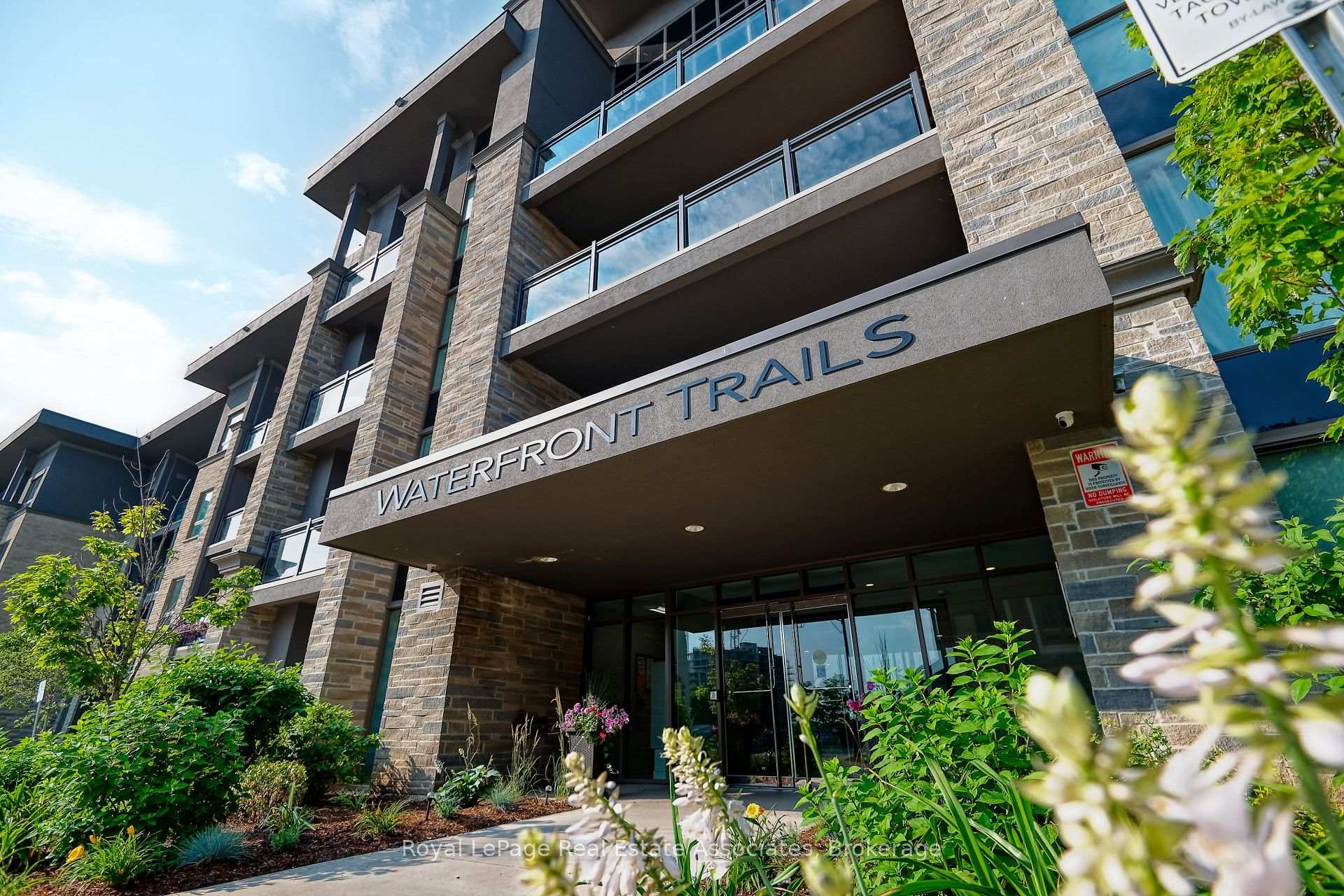 Photo 2 of Unit 111, 35 Southshore Crescent, Hamilton, Stoney Creek — HOMEH
