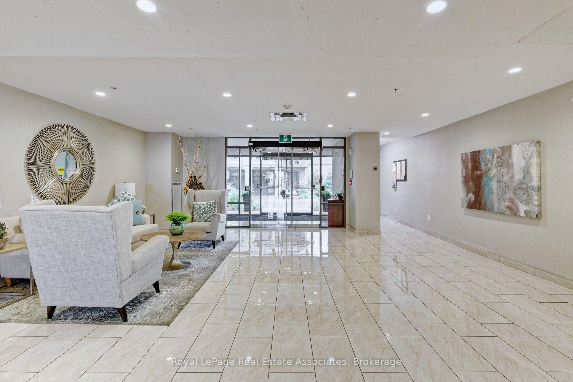 Photo 3 of Unit 111, 35 Southshore Crescent, Hamilton, Stoney Creek — HOMEH