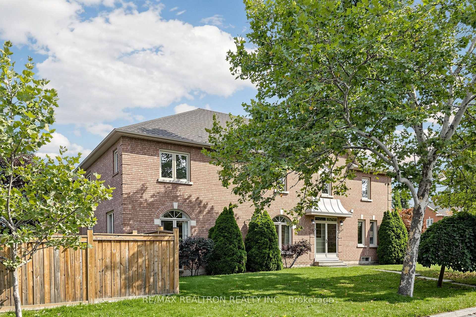Photo 3 of 29 Joshua Court, Vaughan, Crestwood-Springfarm-Yorkhill — HOMEH
