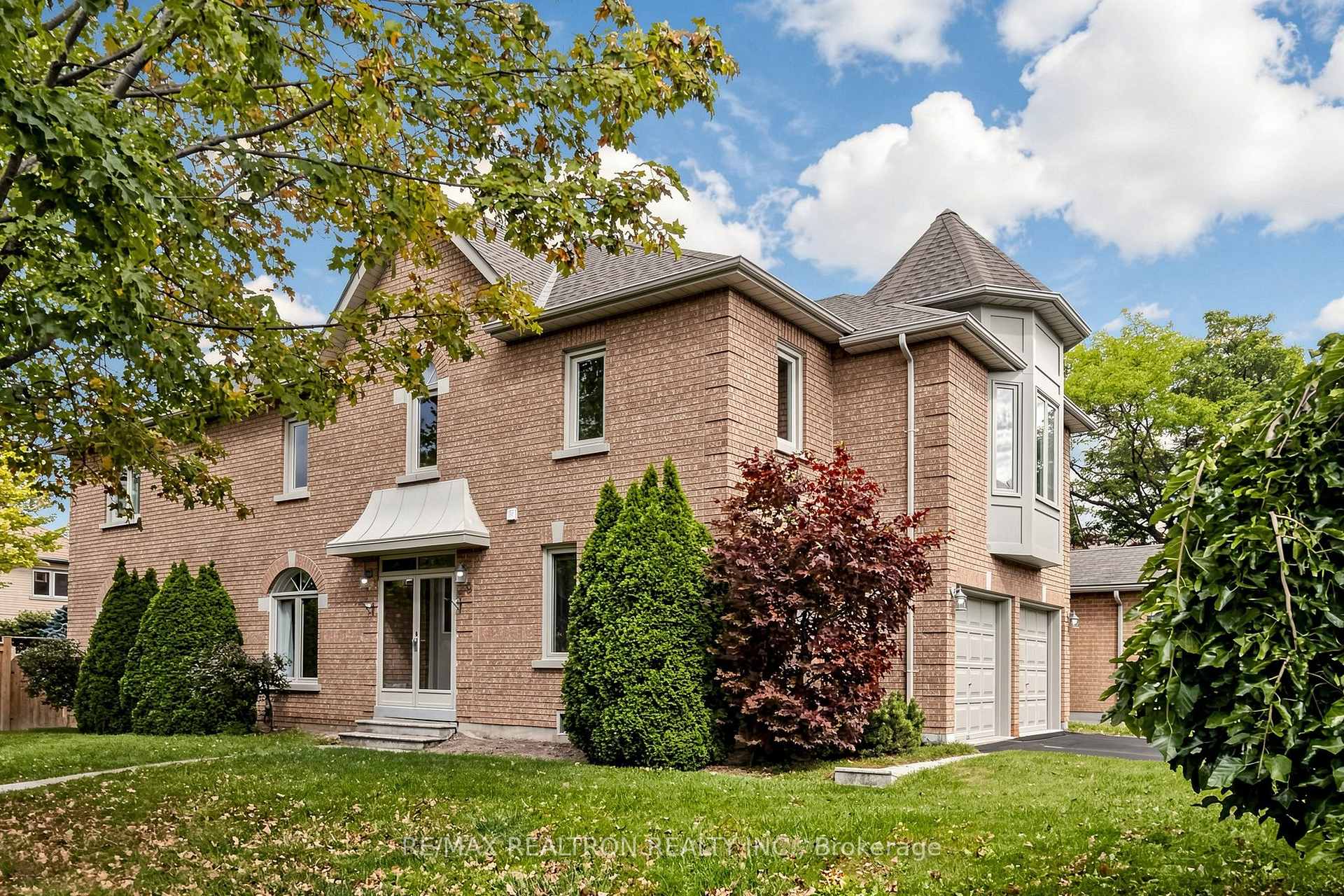 Photo 4 of 29 Joshua Court, Vaughan, Crestwood-Springfarm-Yorkhill — HOMEH