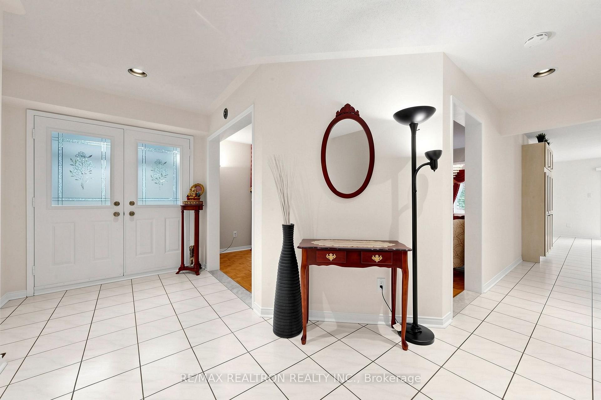 Photo 7 of 29 Joshua Court, Vaughan, Crestwood-Springfarm-Yorkhill — HOMEH