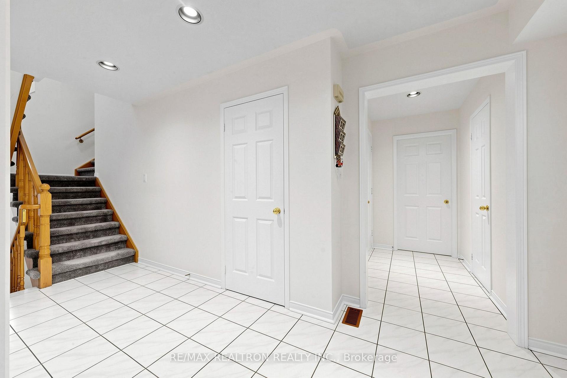 Photo 8 of 29 Joshua Court, Vaughan, Crestwood-Springfarm-Yorkhill — HOMEH