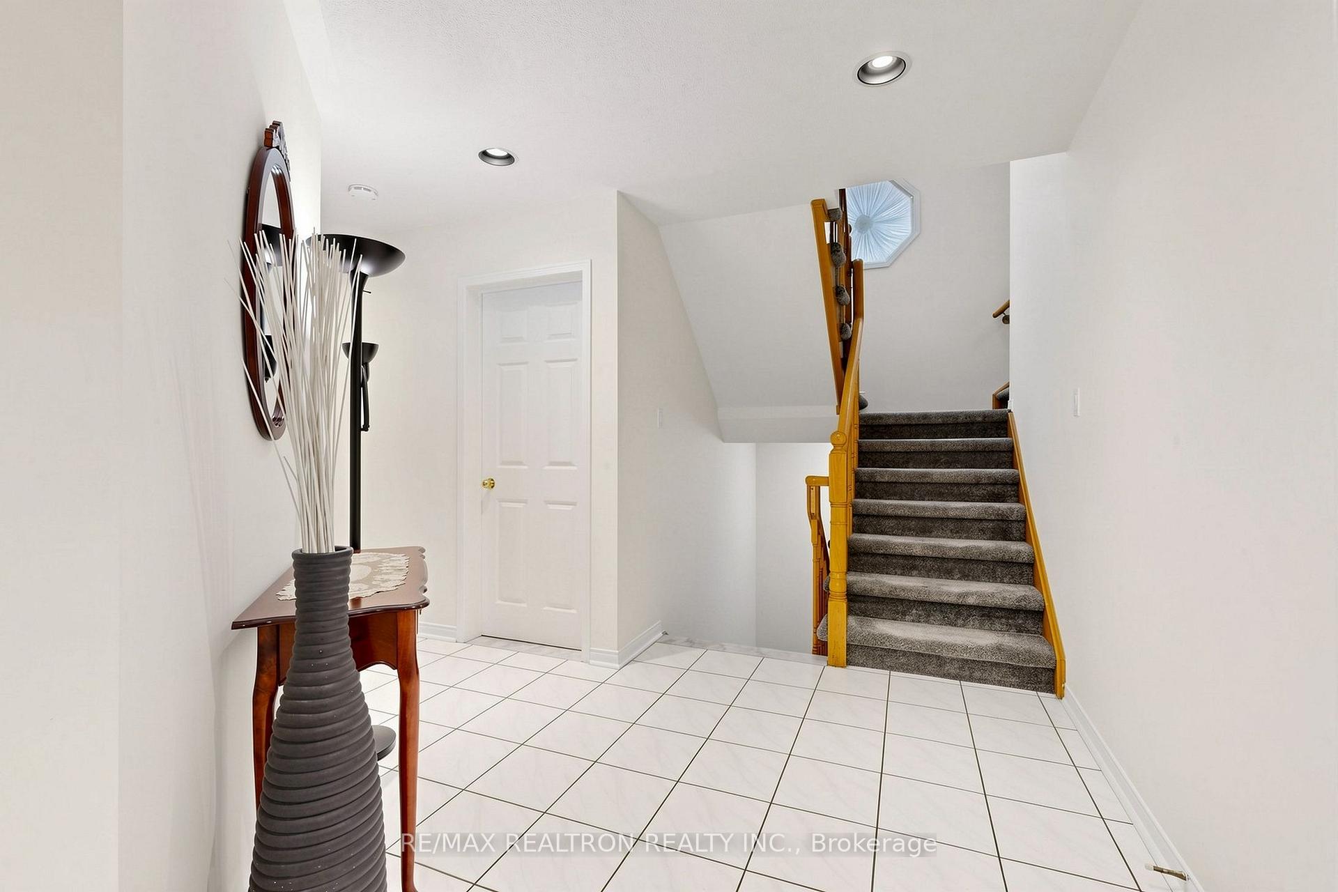 Photo 9 of 29 Joshua Court, Vaughan, Crestwood-Springfarm-Yorkhill — HOMEH