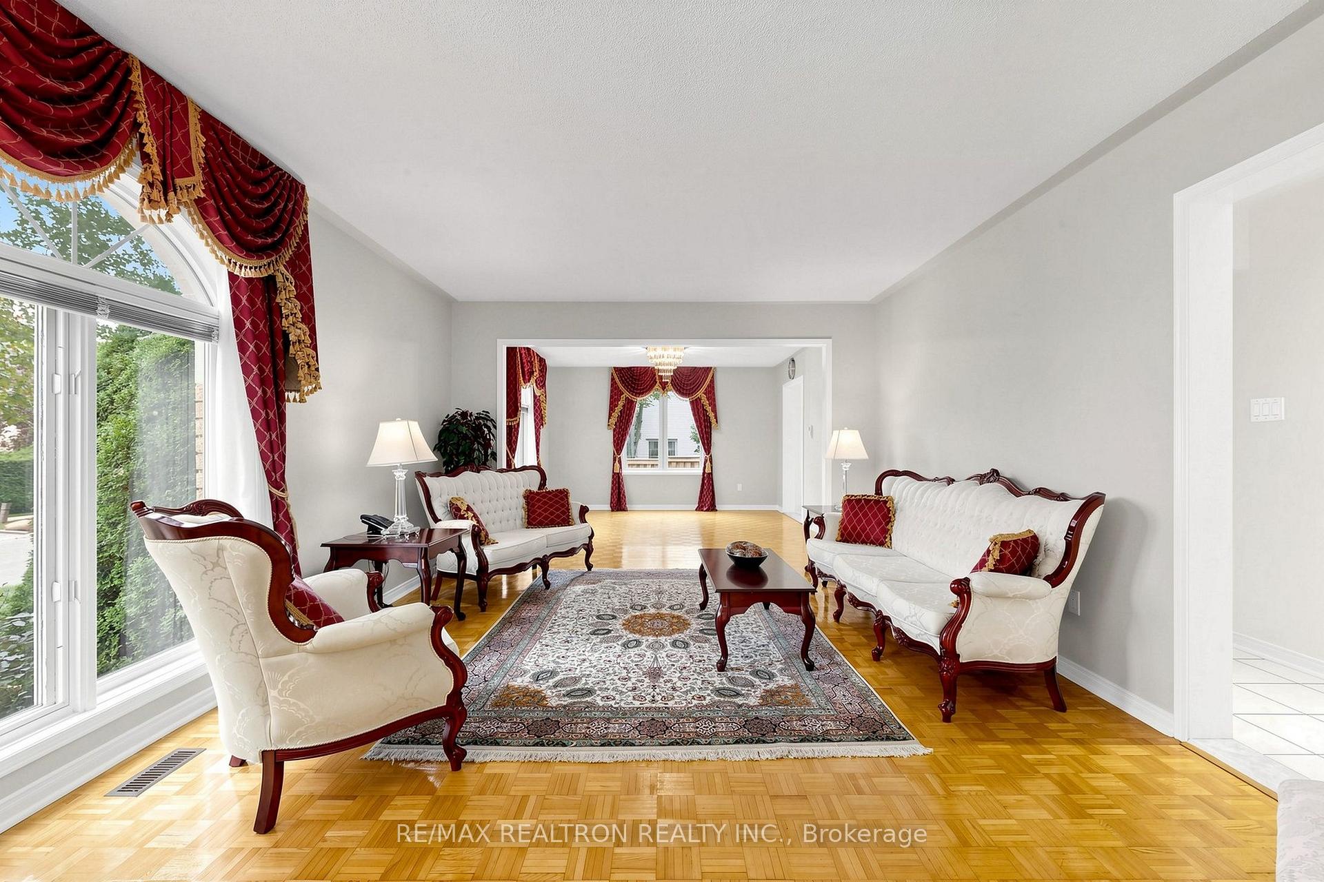 Photo 10 of 29 Joshua Court, Vaughan, Crestwood-Springfarm-Yorkhill — HOMEH
