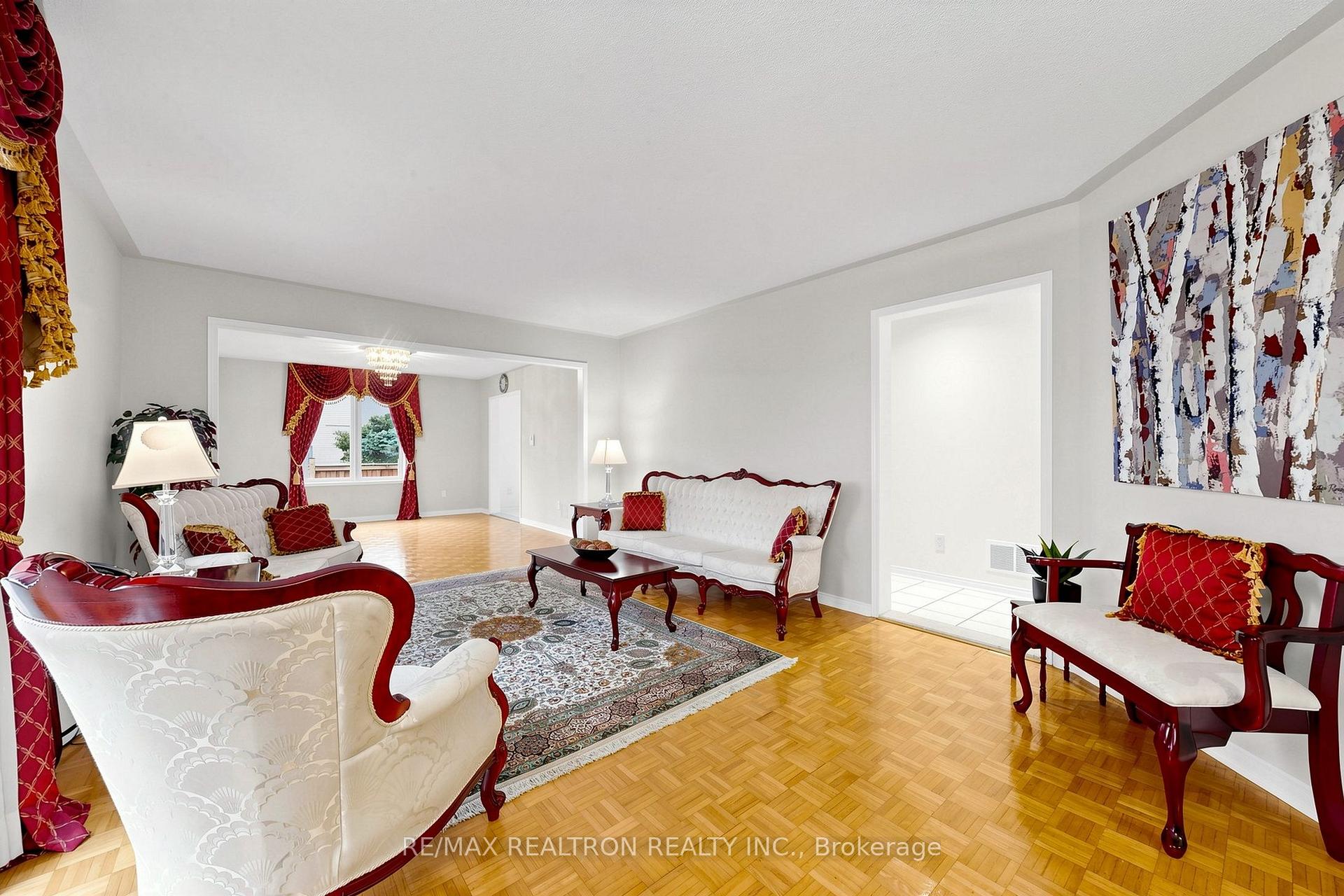 Photo 12 of 29 Joshua Court, Vaughan, Crestwood-Springfarm-Yorkhill — HOMEH
