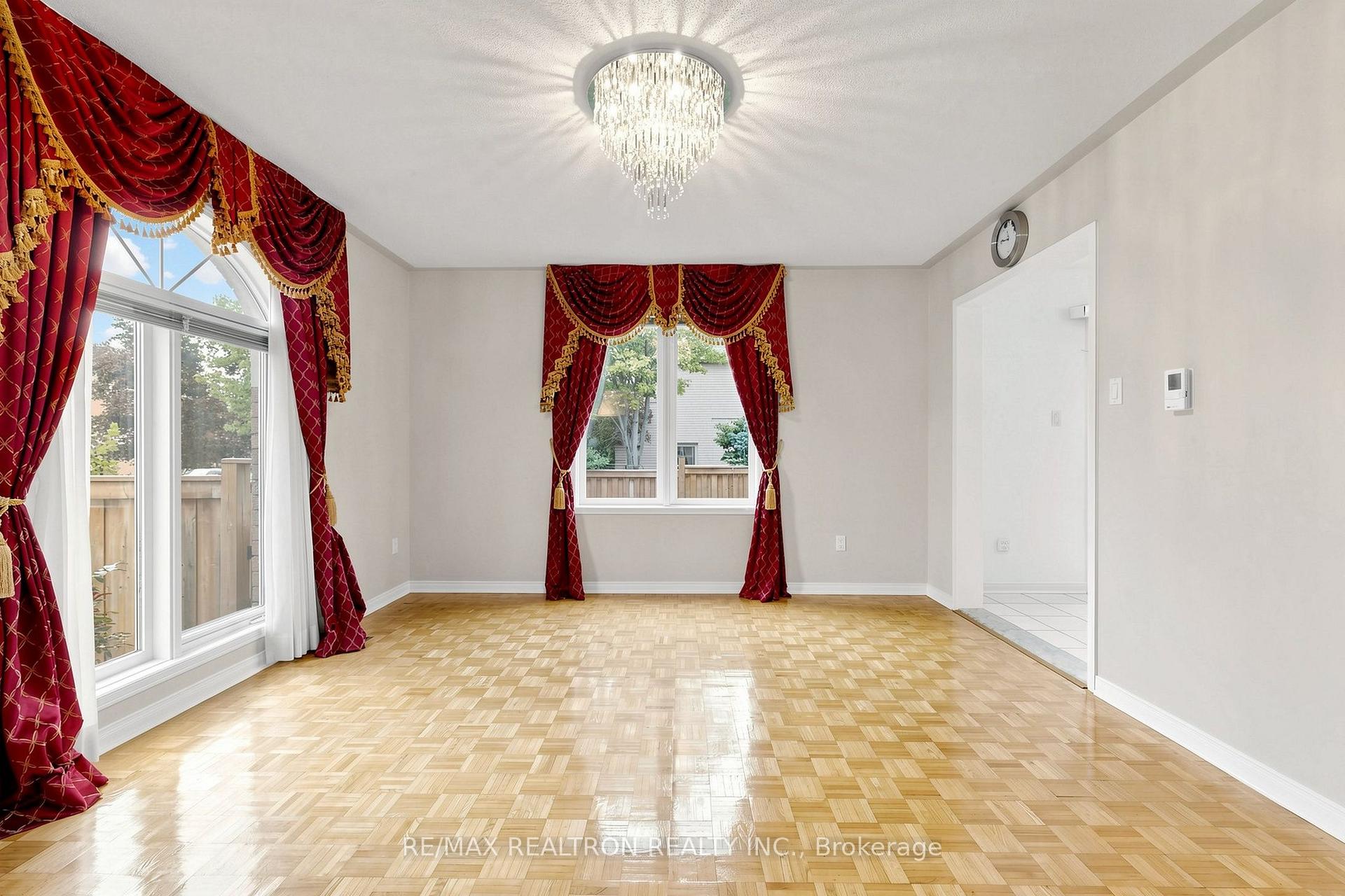 Photo 13 of 29 Joshua Court, Vaughan, Crestwood-Springfarm-Yorkhill — HOMEH