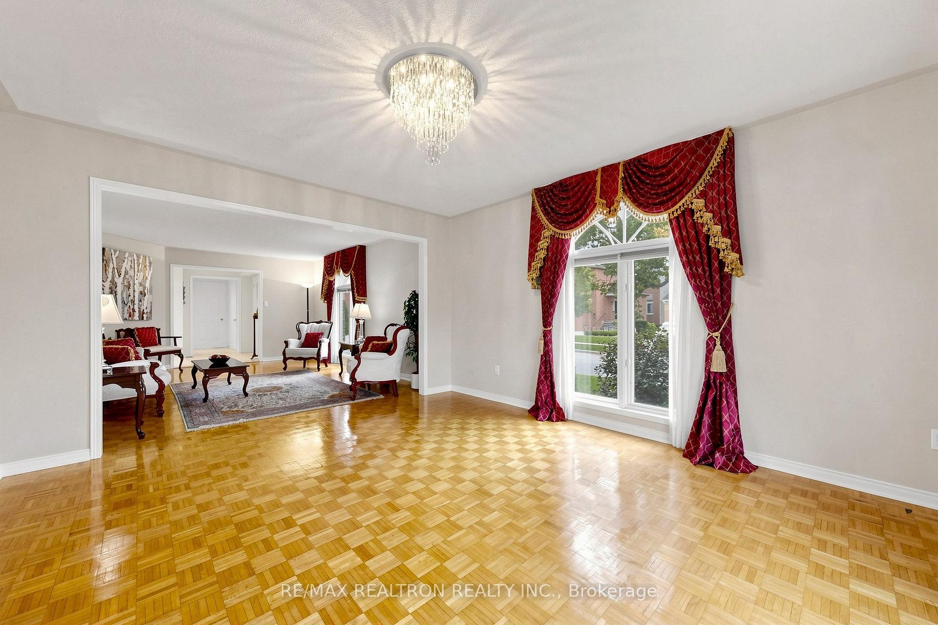 Photo 14 of 29 Joshua Court, Vaughan, Crestwood-Springfarm-Yorkhill — HOMEH