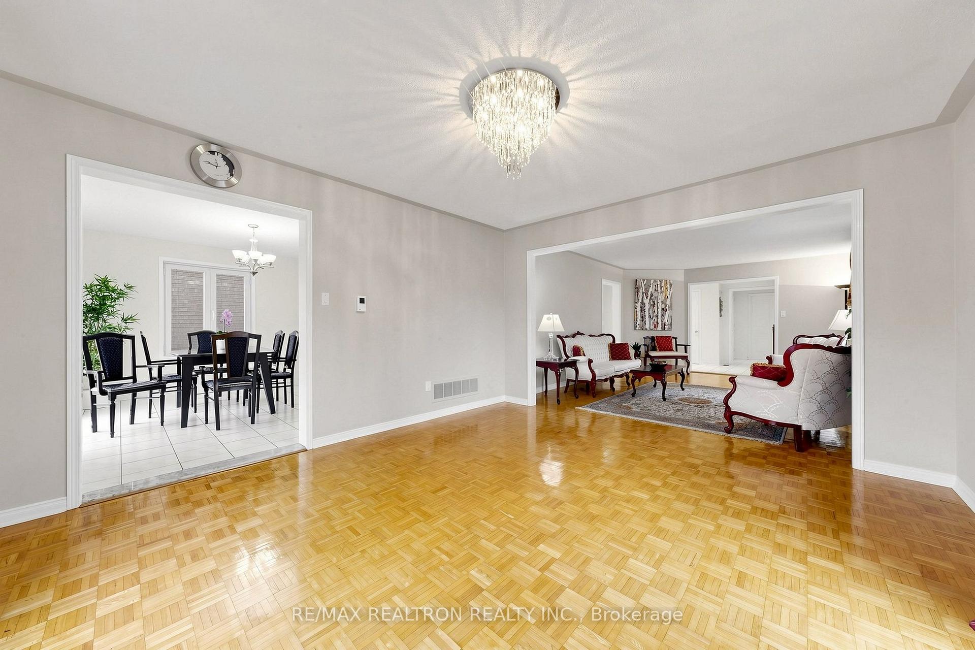 Photo 15 of 29 Joshua Court, Vaughan, Crestwood-Springfarm-Yorkhill — HOMEH