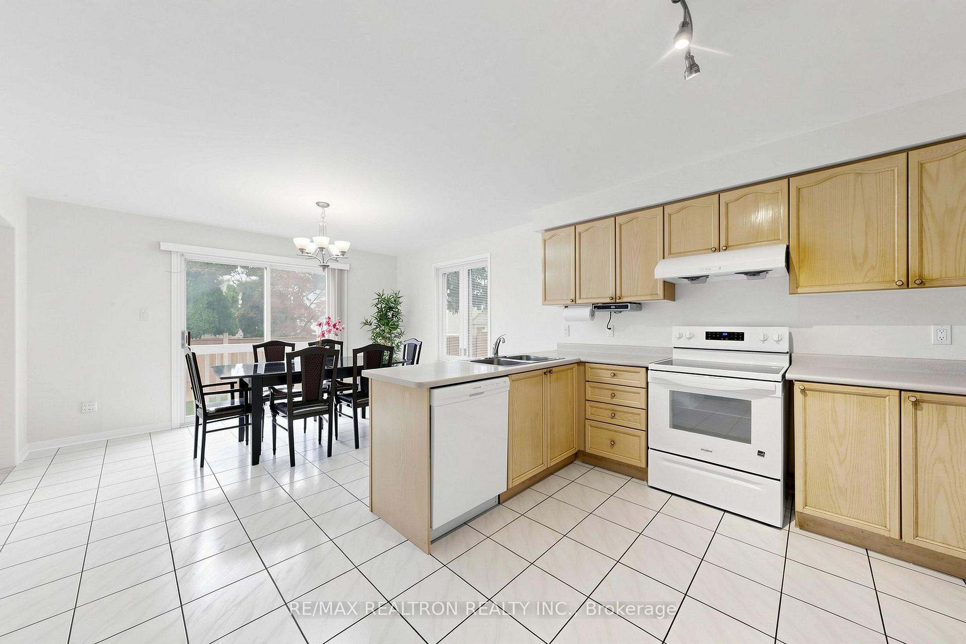 Photo 16 of 29 Joshua Court, Vaughan, Crestwood-Springfarm-Yorkhill — HOMEH