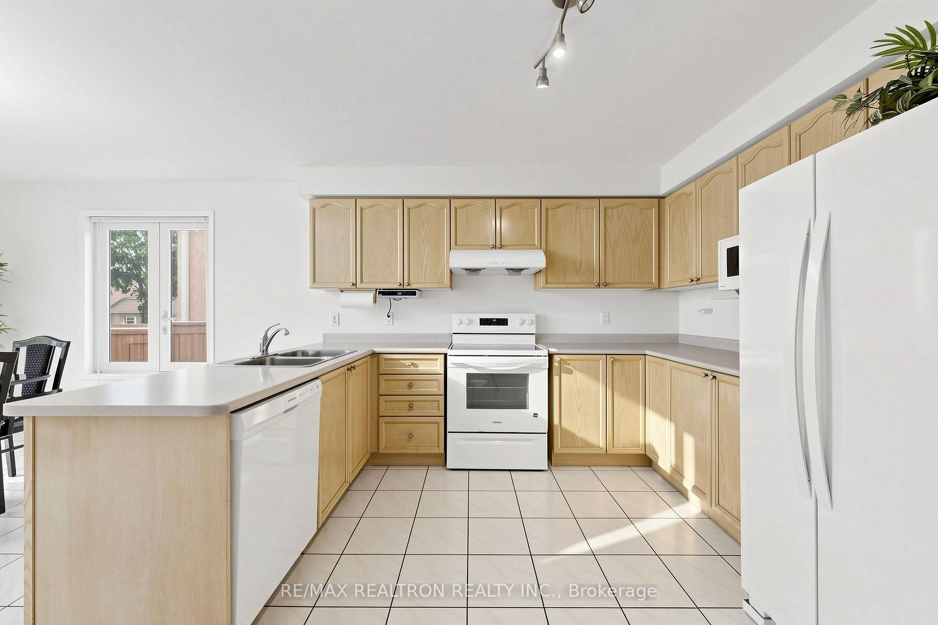 Photo 17 of 29 Joshua Court, Vaughan, Crestwood-Springfarm-Yorkhill — HOMEH