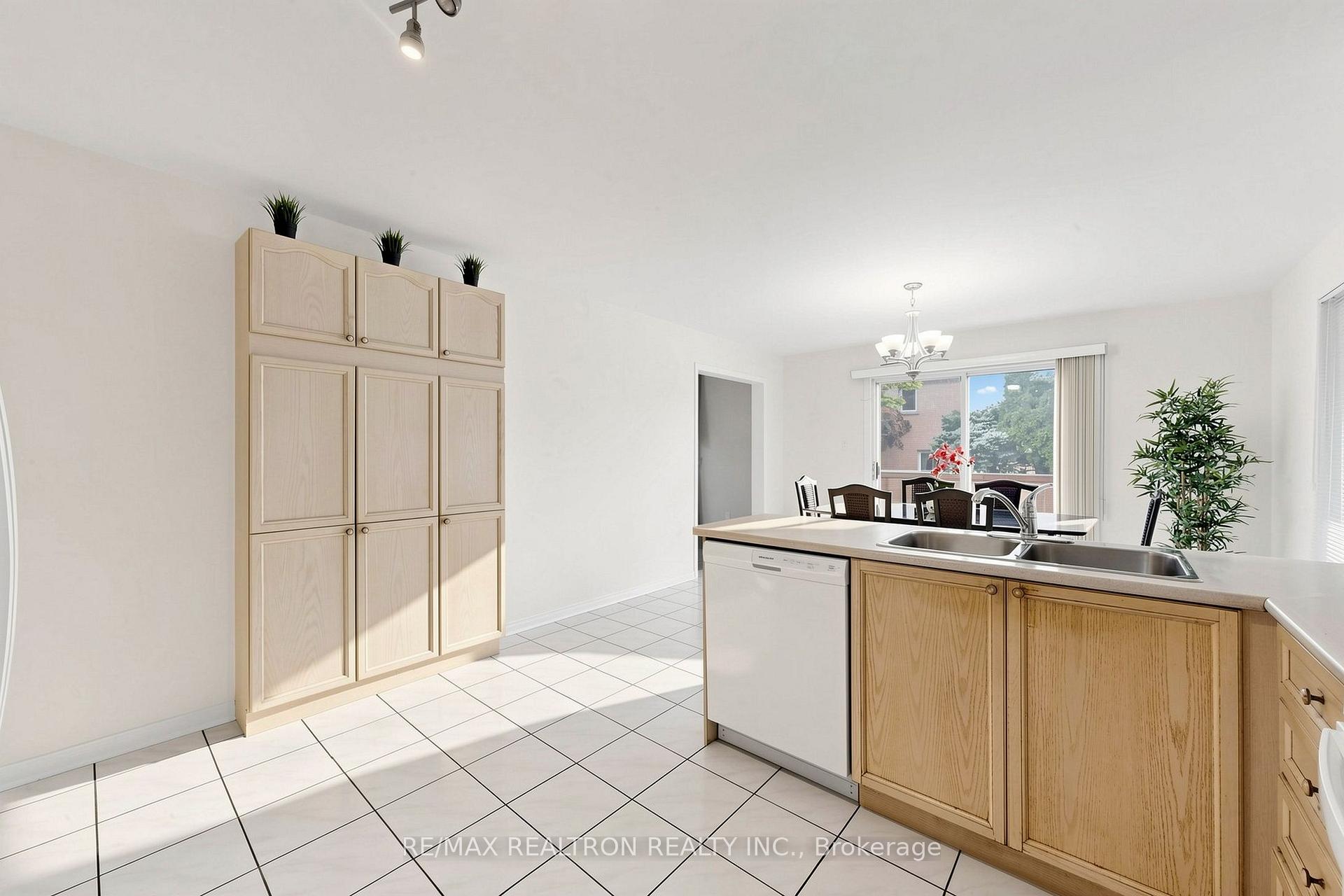 Photo 18 of 29 Joshua Court, Vaughan, Crestwood-Springfarm-Yorkhill — HOMEH