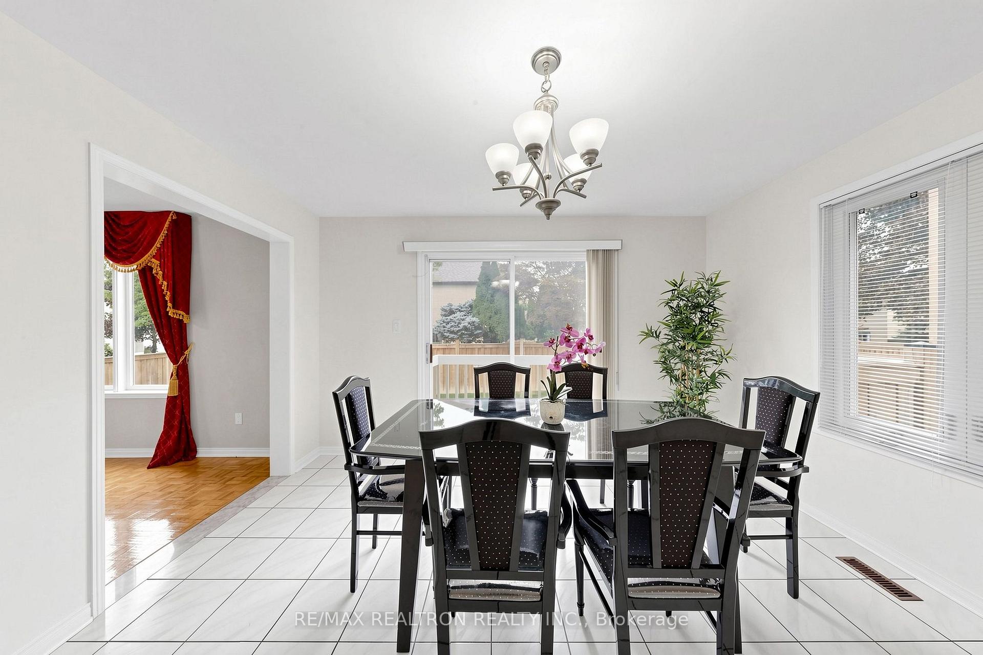 Photo 19 of 29 Joshua Court, Vaughan, Crestwood-Springfarm-Yorkhill — HOMEH