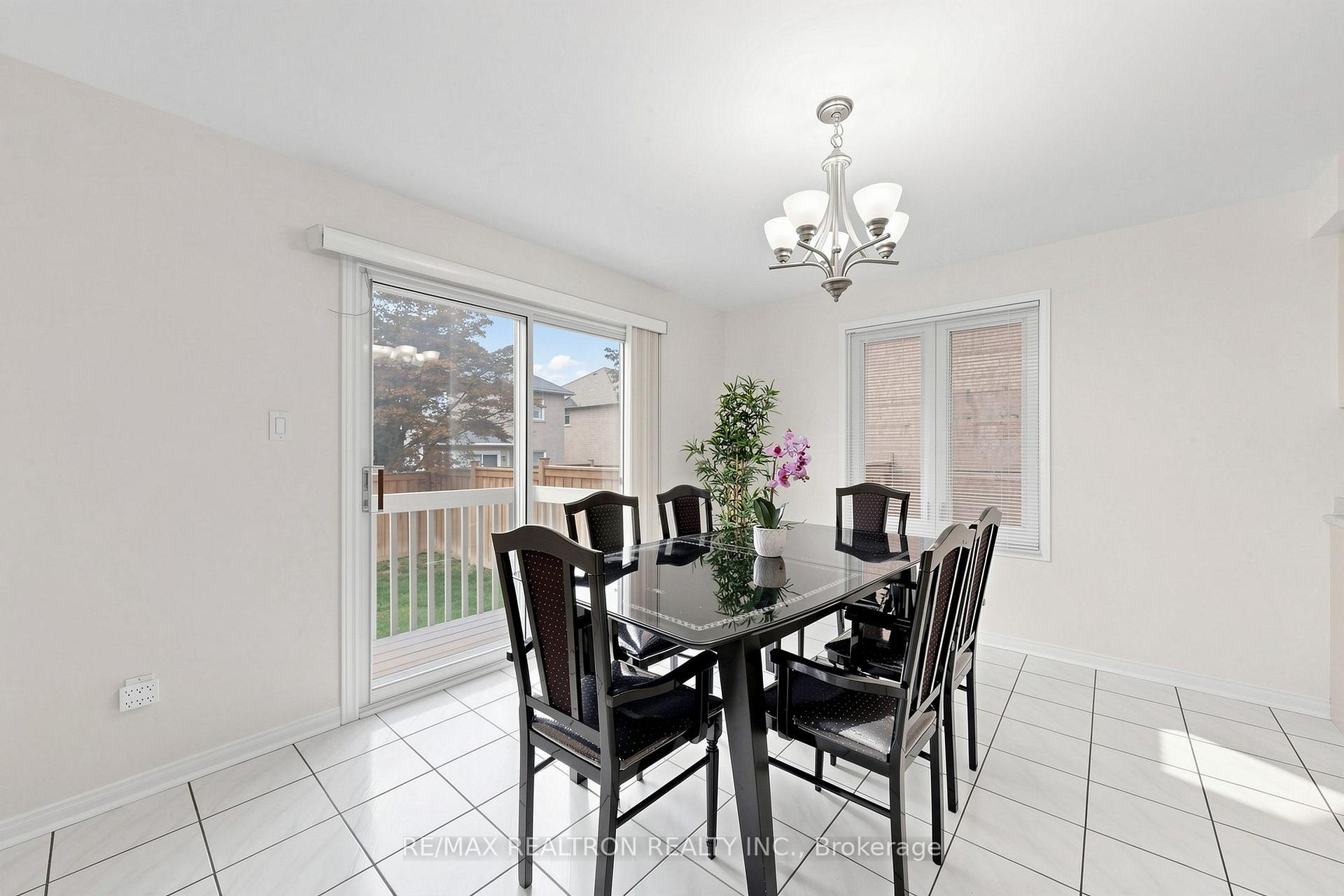 Photo 21 of 29 Joshua Court, Vaughan, Crestwood-Springfarm-Yorkhill — HOMEH
