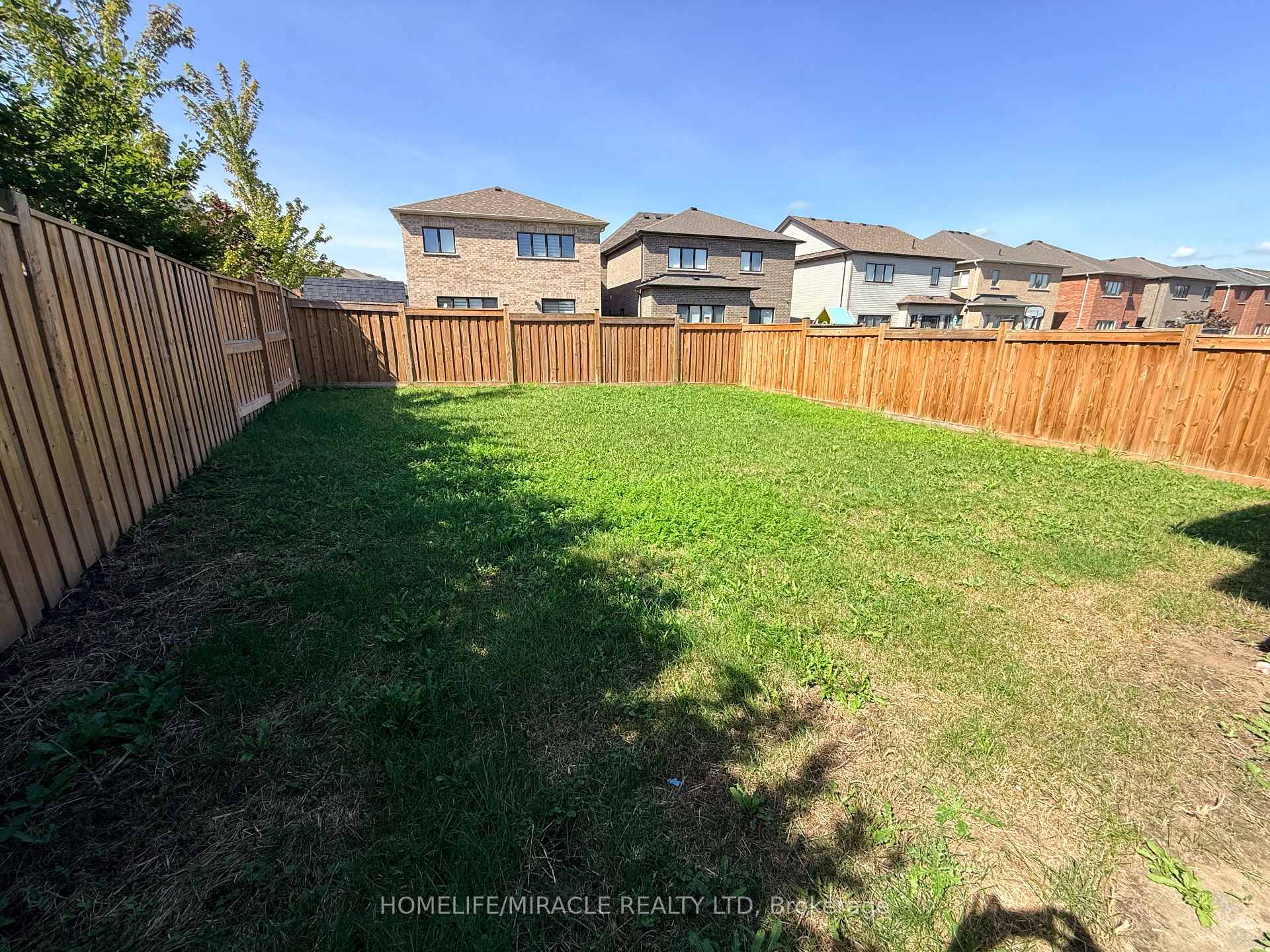 Photo 12 of 166 Crombie Street, Clarington, Bowmanville — HOMEH