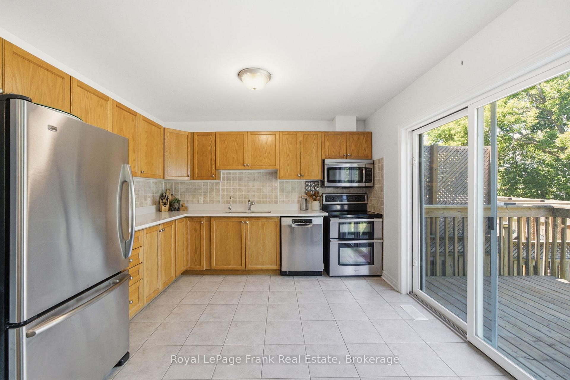 Photo 10 of 26 Fallingbrook Crescent, Kawartha Lakes, Lindsay — HOMEH