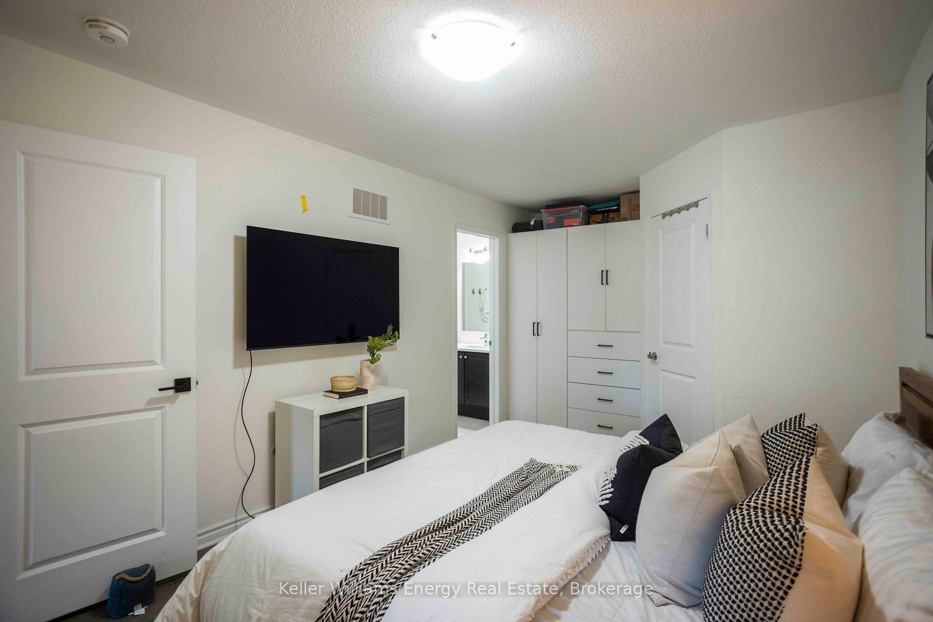 Photo 21 of 104 Howe Avenue, Scarborough, Clairlea-Birchmount — HOMEH