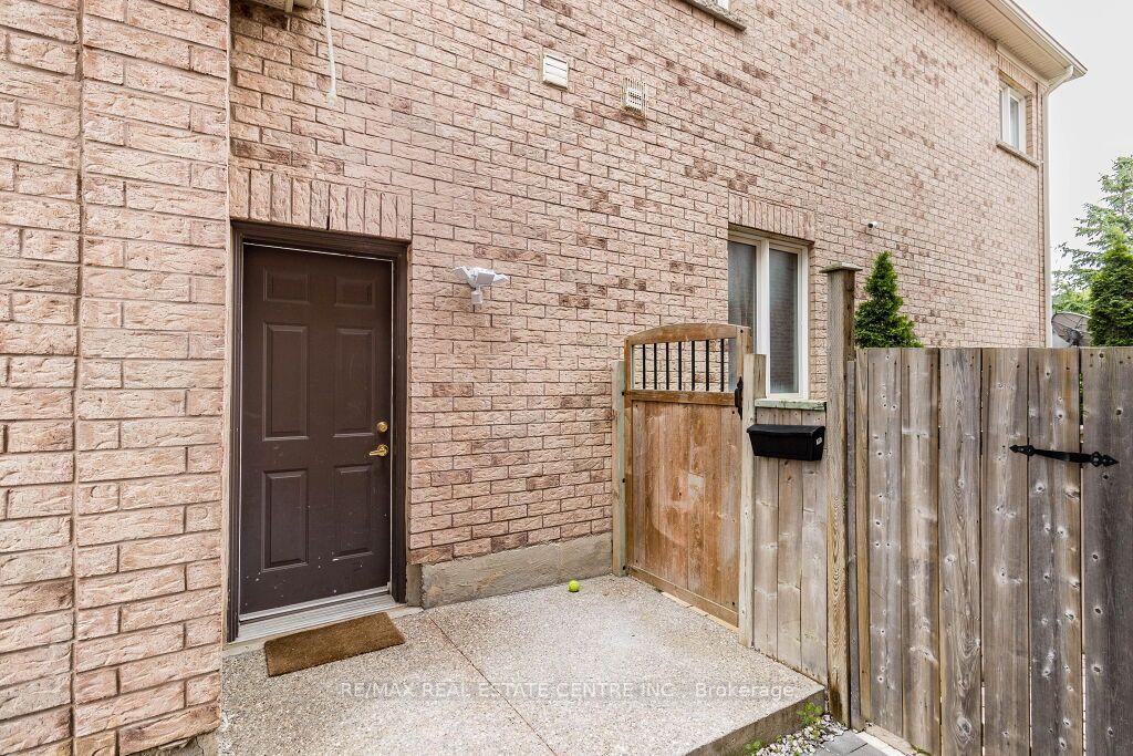 Photo 2 of Unit Bsmt, 20 Laurentide Crescent, Brampton, Vales of Castlemore North — HOMEH