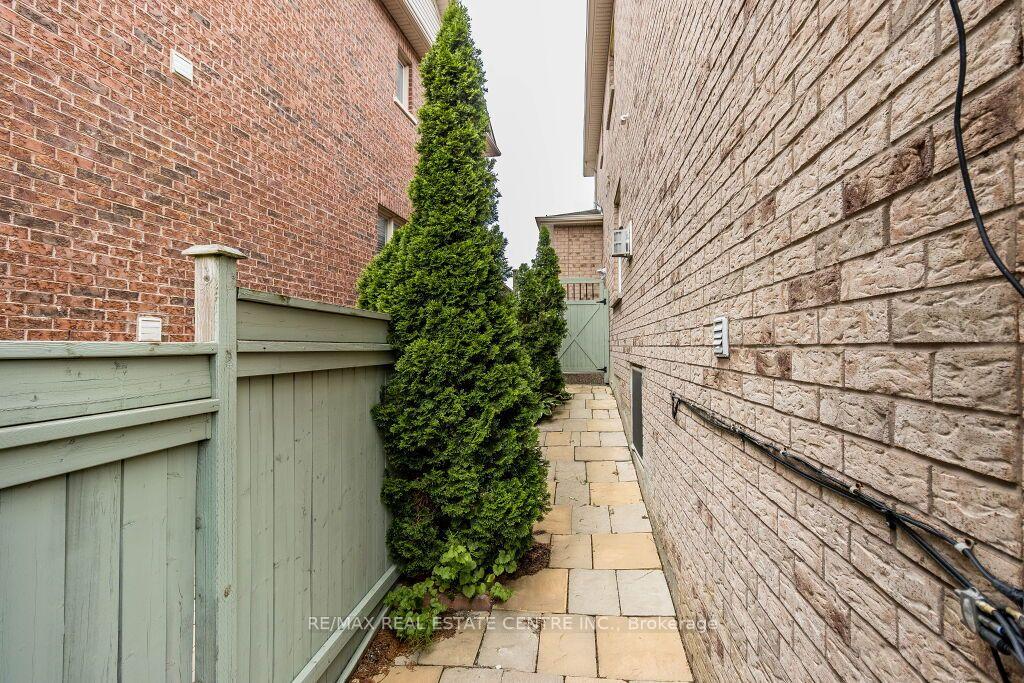 Photo 11 of Unit Bsmt, 20 Laurentide Crescent, Brampton, Vales of Castlemore North — HOMEH