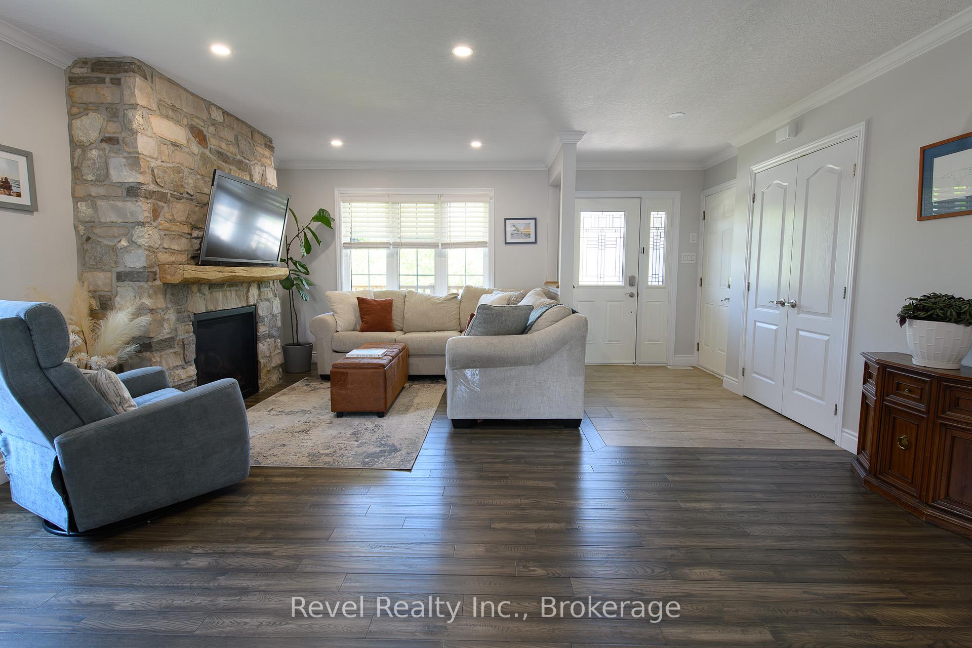 Photo 5 of 37 Marilyn Avenue N, Wasaga Beach — HOMEH