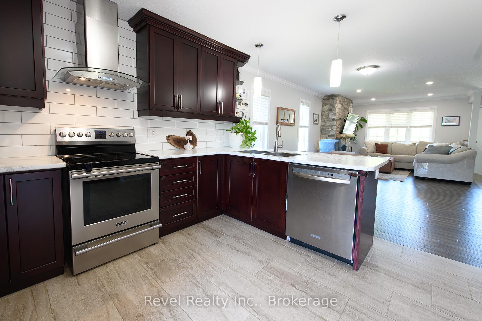 Photo 7 of 37 Marilyn Avenue N, Wasaga Beach — HOMEH