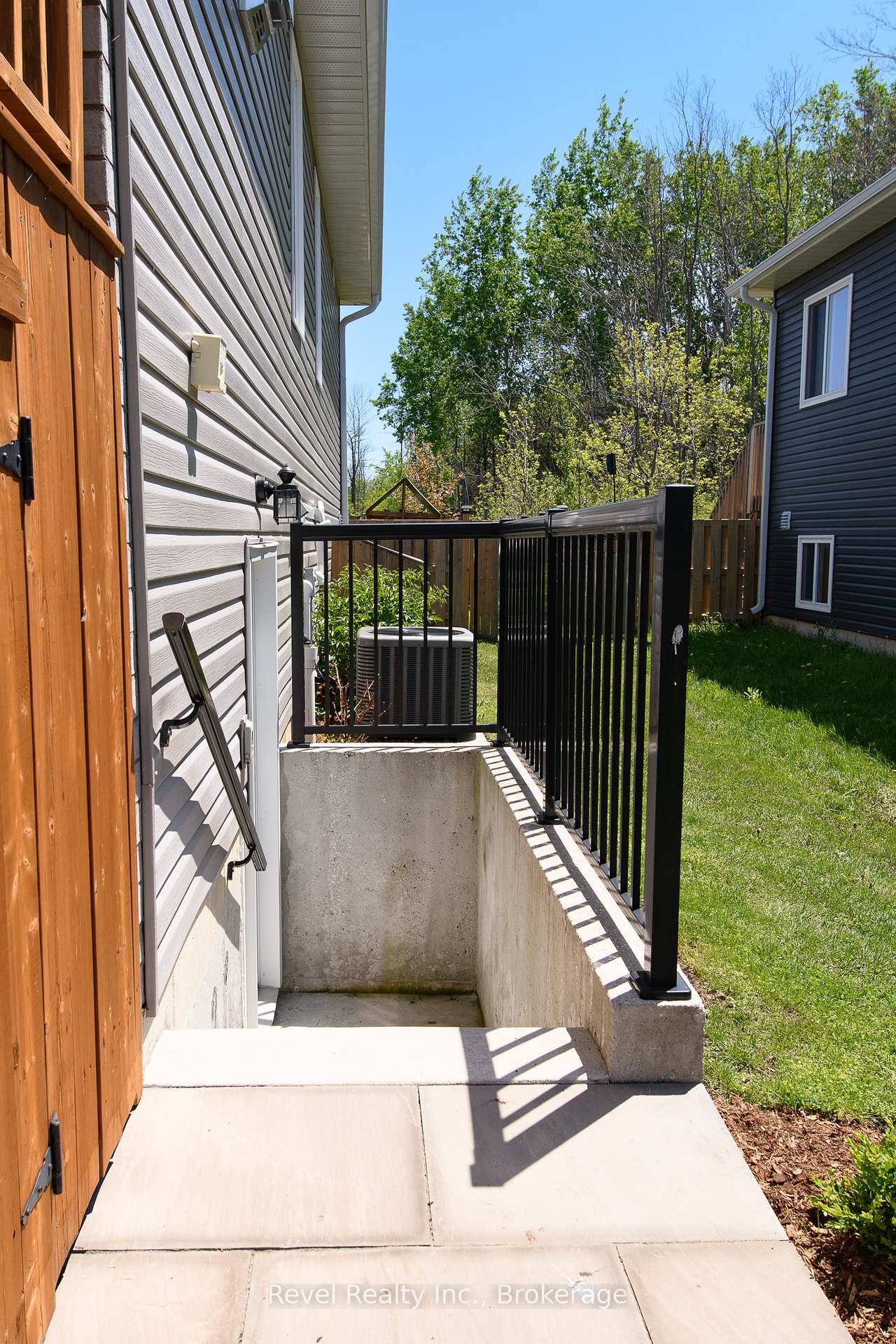Photo 27 of 37 Marilyn Avenue N, Wasaga Beach — HOMEH