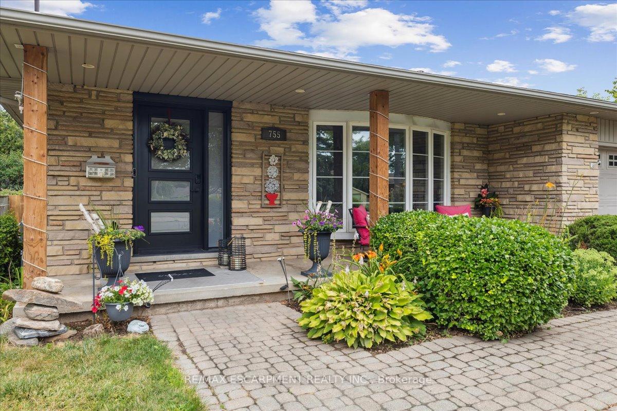Photo 2 of 755 Parker Crescent, Burlington, Brant — HOMEH