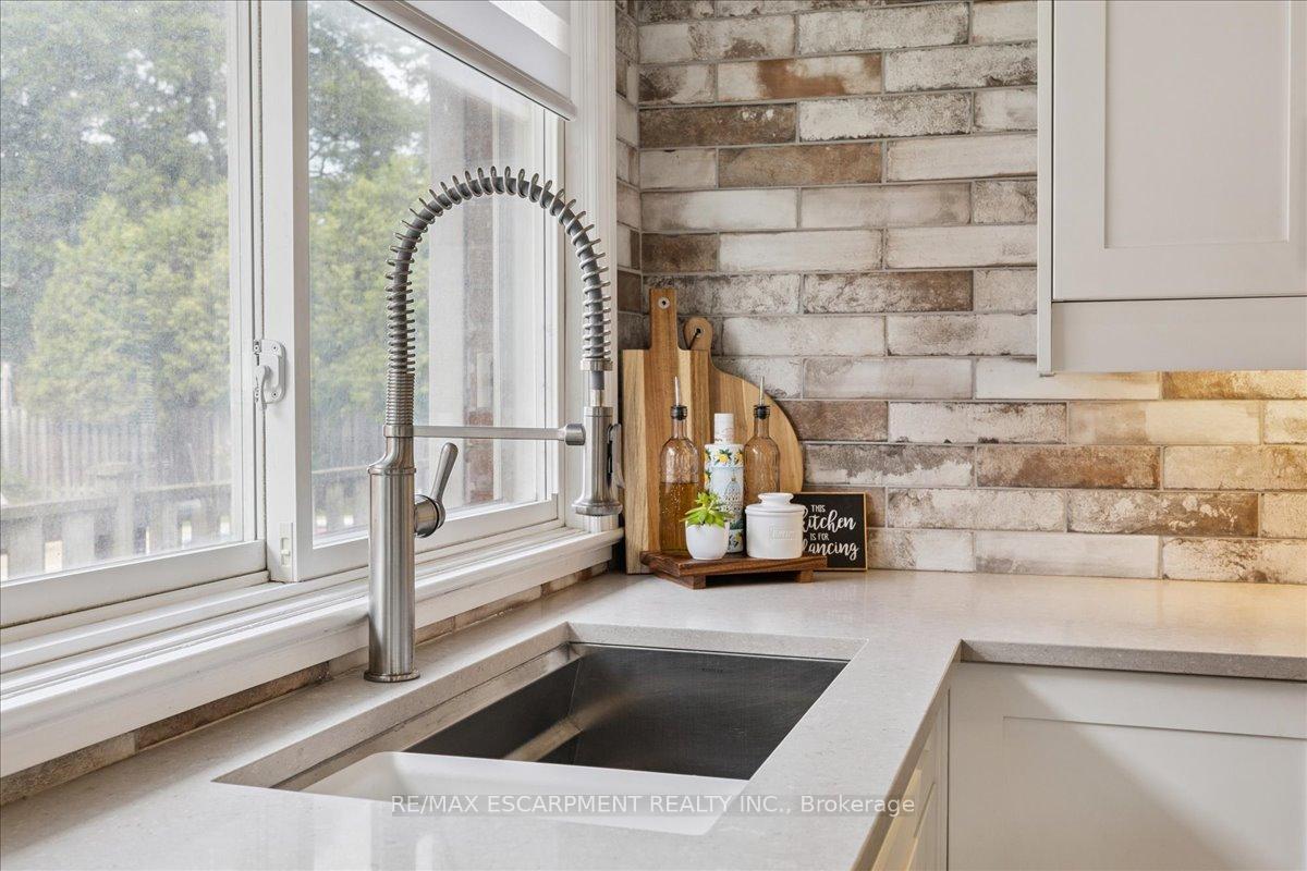 Photo 15 of 755 Parker Crescent, Burlington, Brant — HOMEH