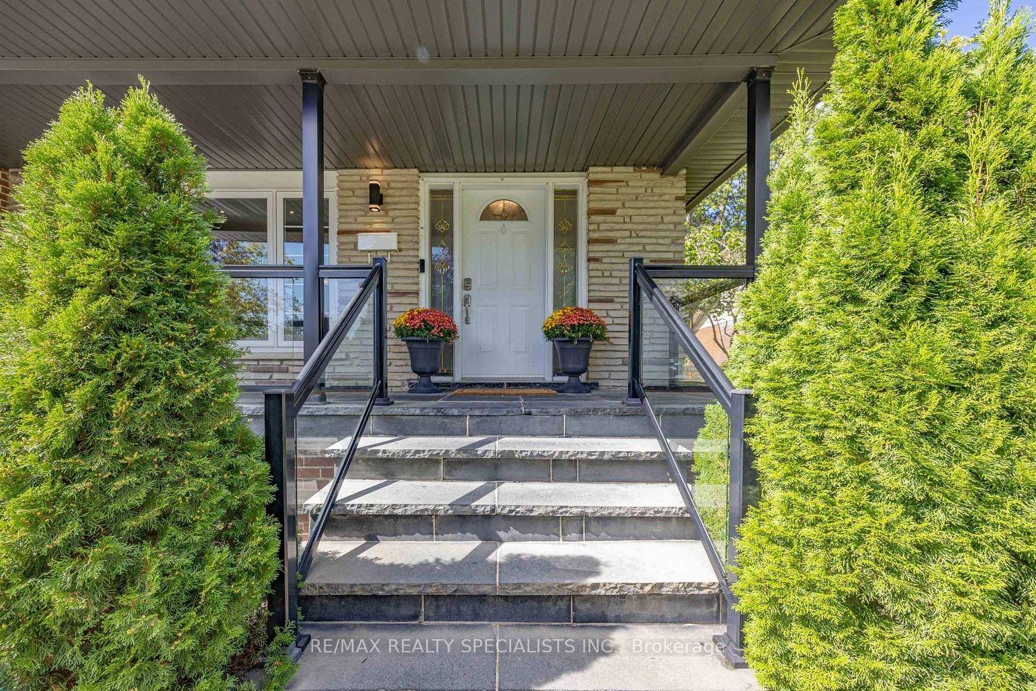 Photo 4 of 16 Langevin Crescent, Scarborough, Centennial Scarborough — HOMEH