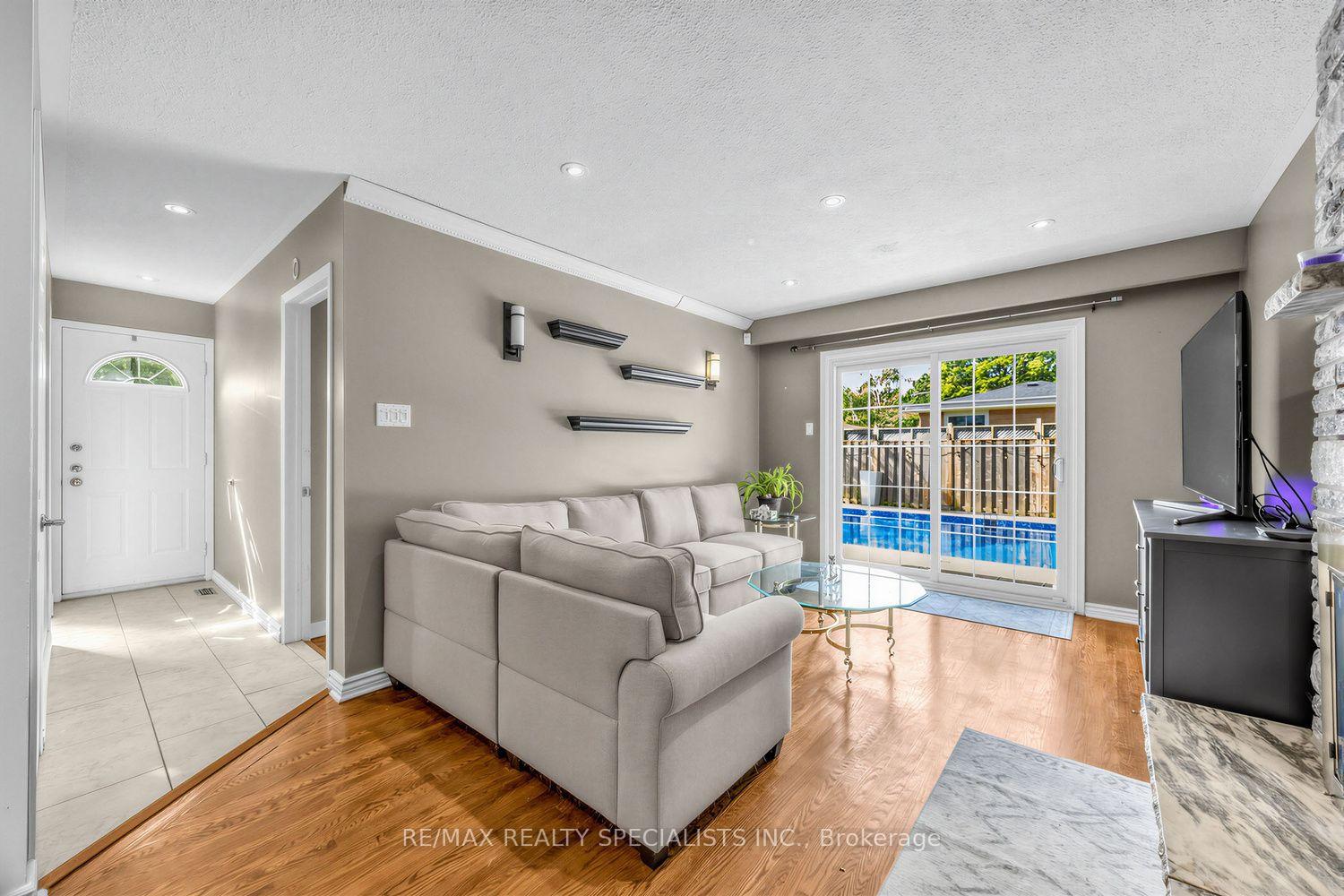 Photo 6 of 16 Langevin Crescent, Scarborough, Centennial Scarborough — HOMEH