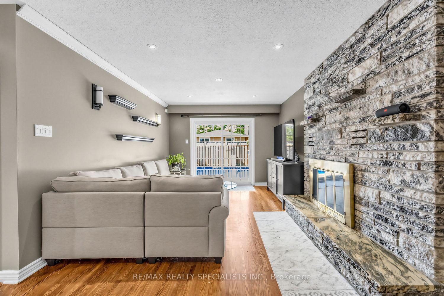 Photo 7 of 16 Langevin Crescent, Scarborough, Centennial Scarborough — HOMEH