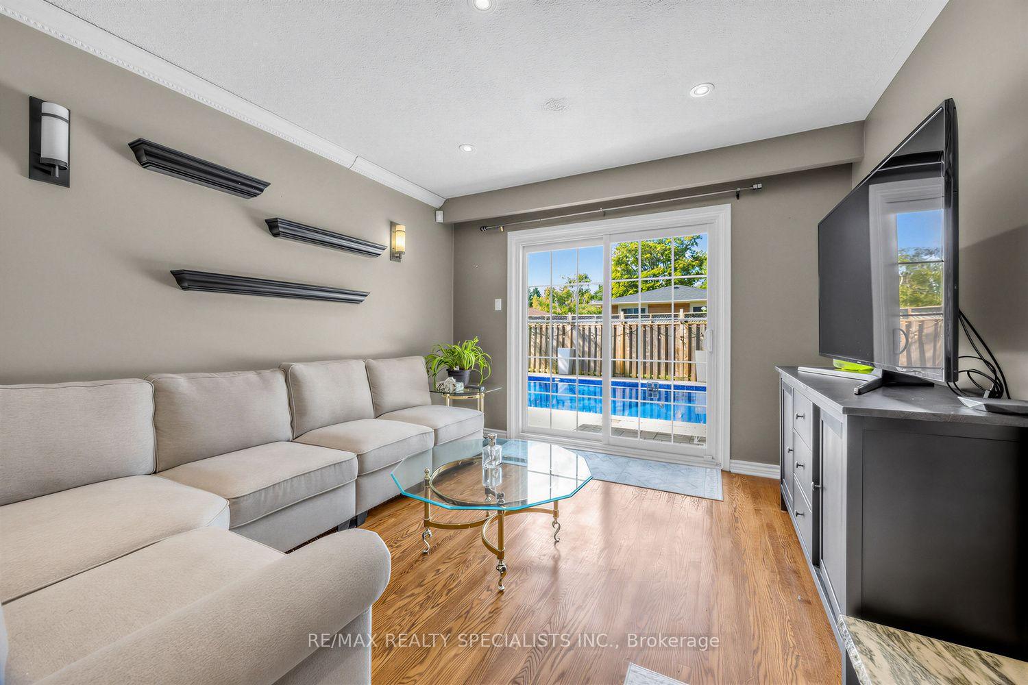 Photo 8 of 16 Langevin Crescent, Scarborough, Centennial Scarborough — HOMEH