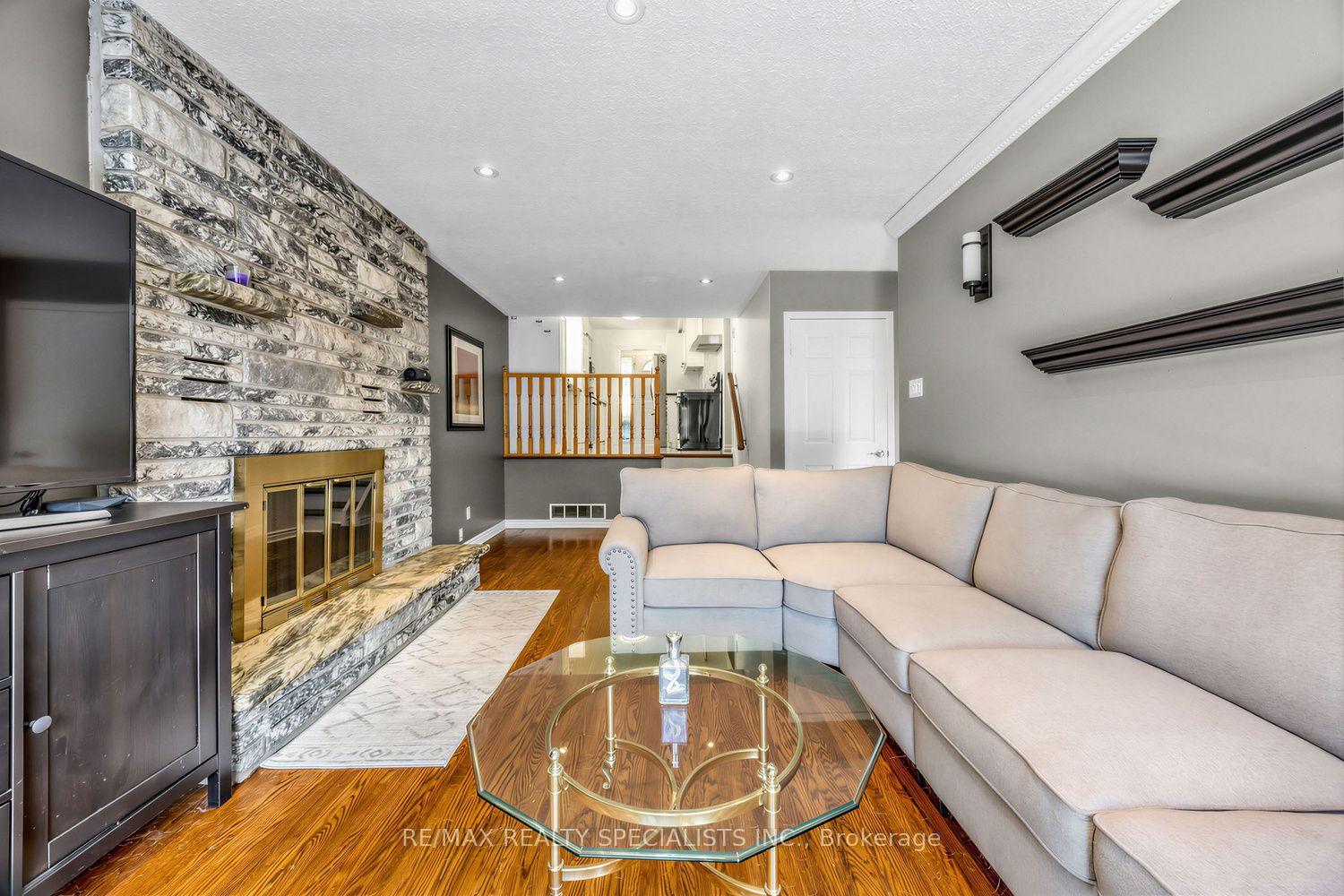 Photo 9 of 16 Langevin Crescent, Scarborough, Centennial Scarborough — HOMEH